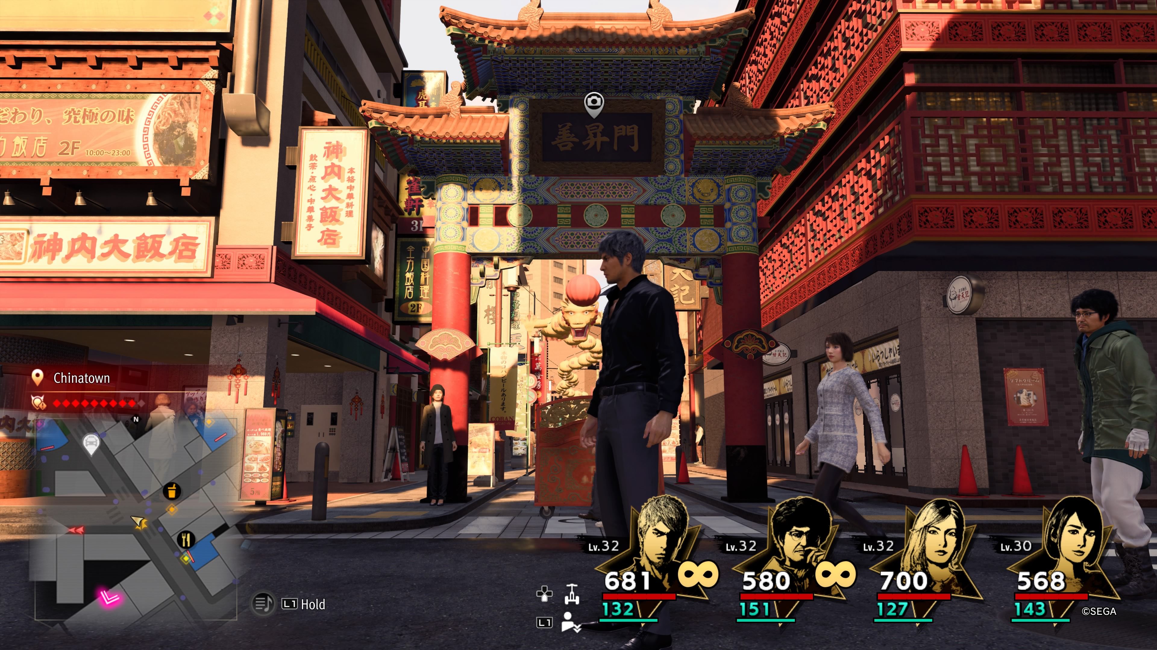 Kiryu standing in front of the Zeshomon gate into Chinatown in Like A Dragon: Infinite Wealth.