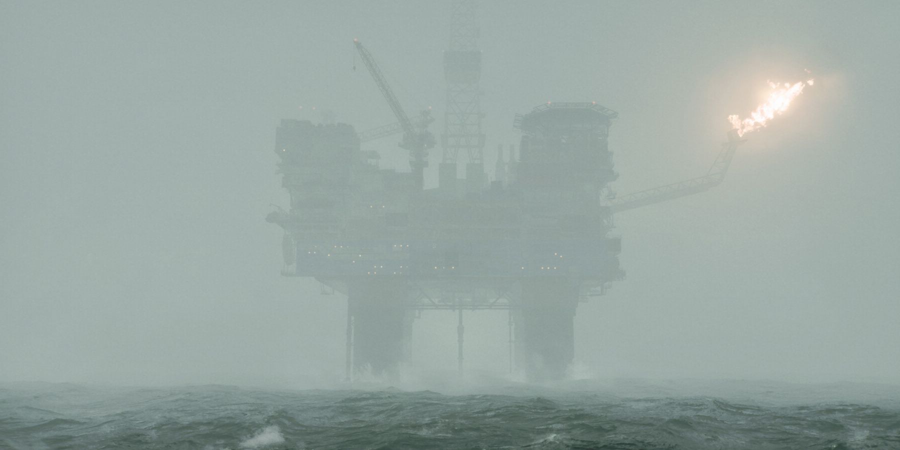 still wakes the deep oil rig