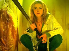 Best Amazon Prime horror movies: Kiernan Shipka as Jamie Hughes holding a bat and a wrench during the movie Totally Killer.