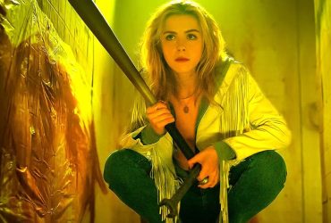 Best Amazon Prime horror movies: Kiernan Shipka as Jamie Hughes holding a bat and a wrench during the movie Totally Killer.