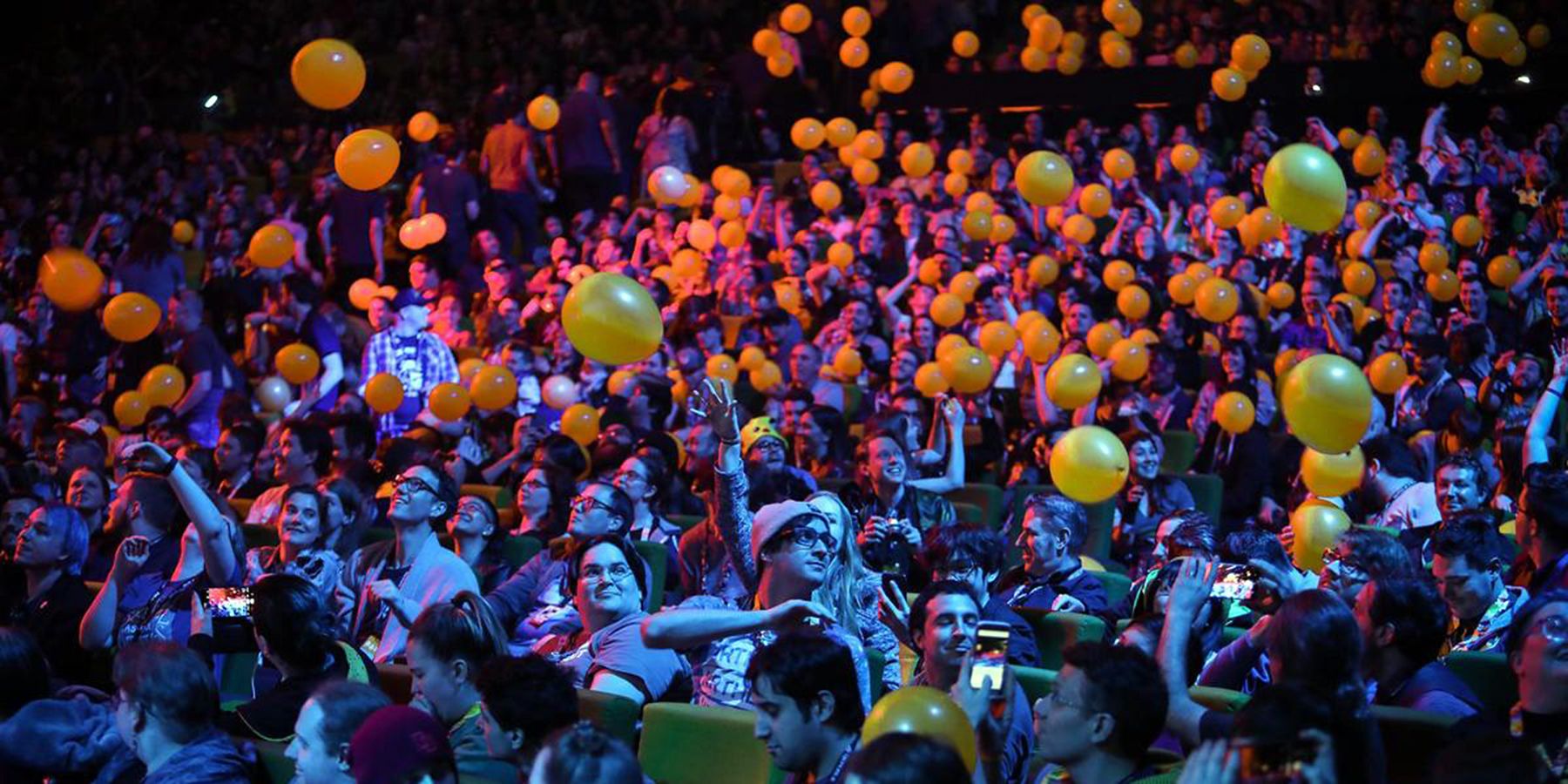 video shows pax west halls crowd and balloons