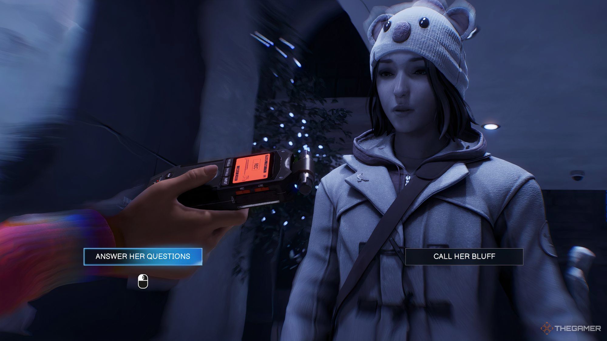 Loretta Is Holding Out Her Recording Device Towards Max In Life Is Strange: Double Exposure.