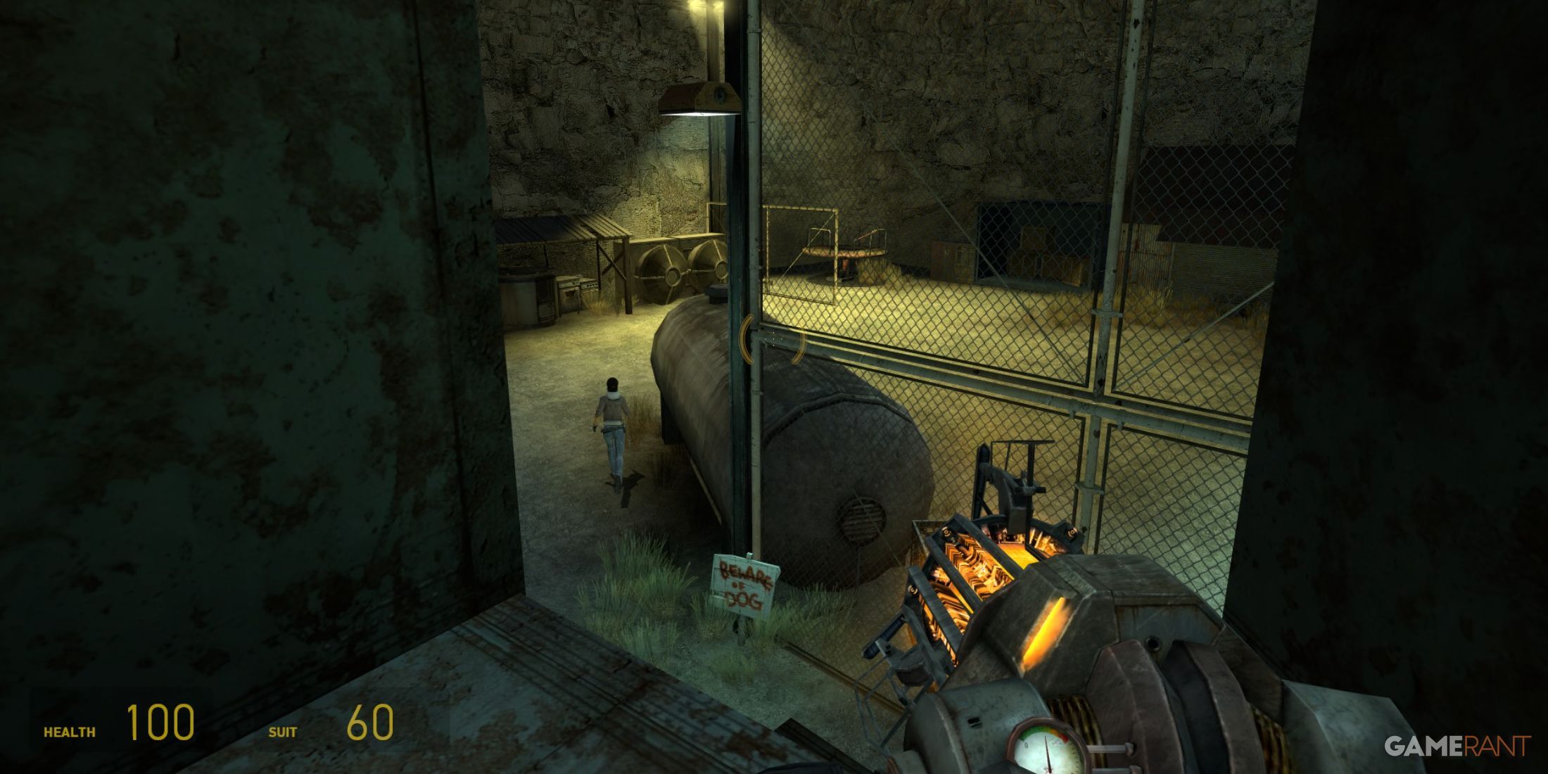 Gravity Gun overlooking an open fenced area in Half-Life 2