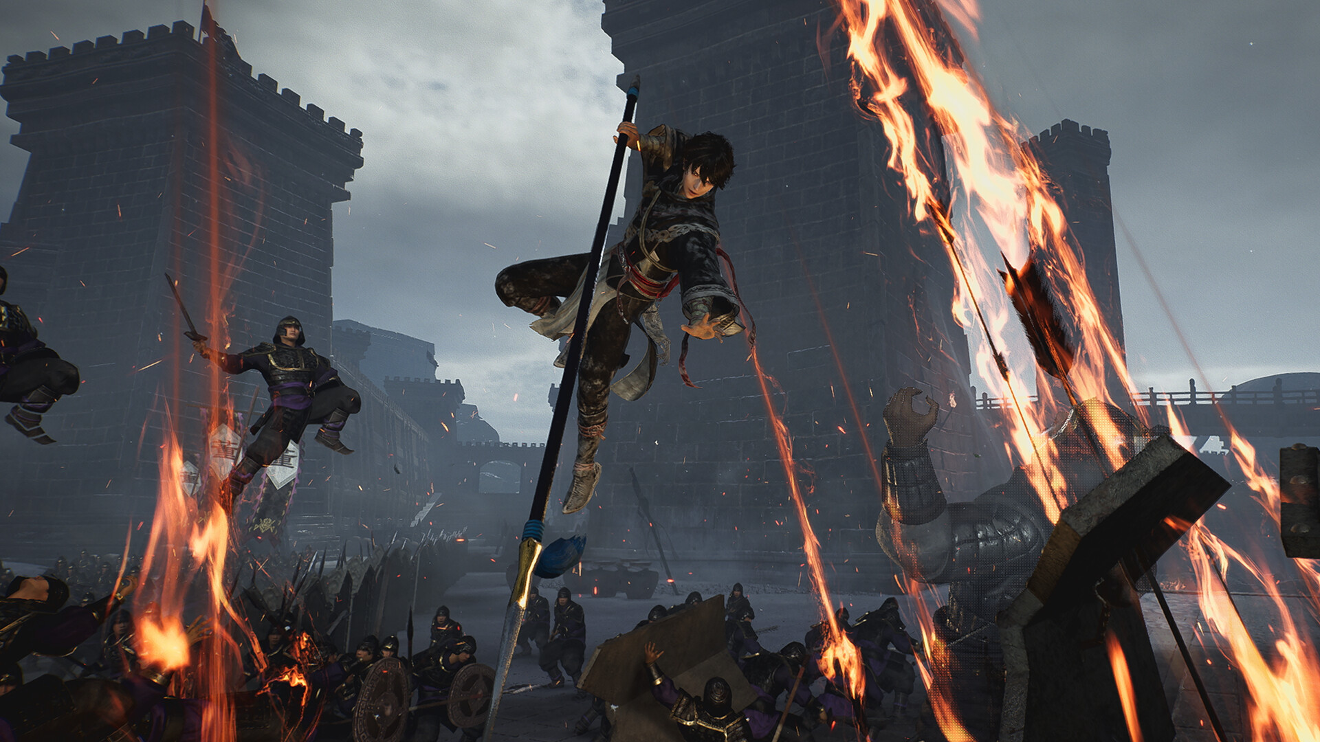 The protagonist using a spear in Dynasty Warriors: Origins.