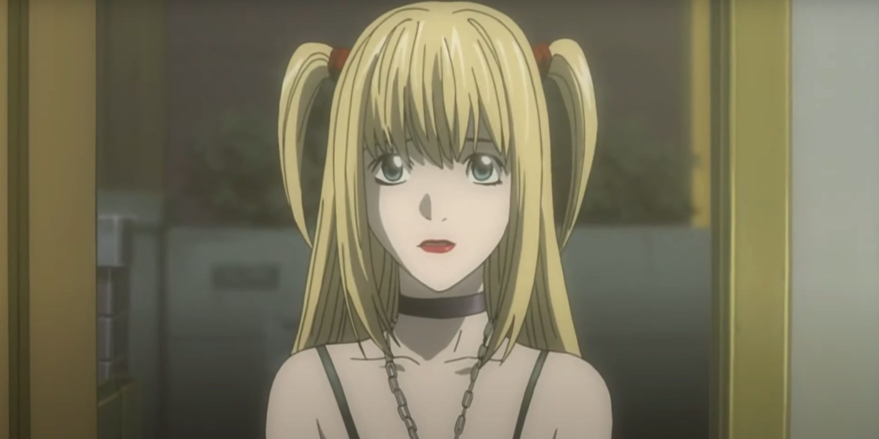 Misa Amane shows up at Light's house in Death Note.de