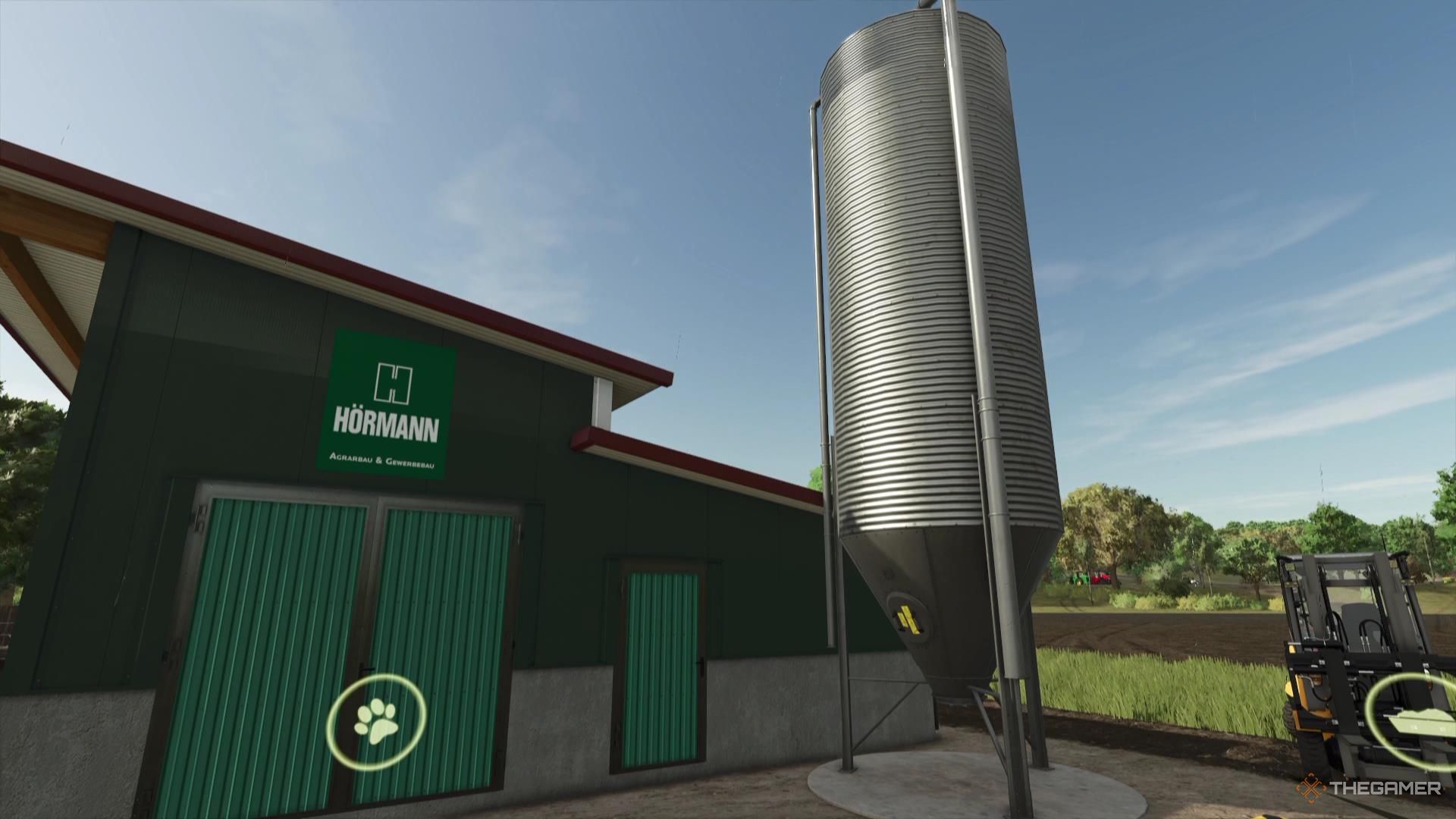 A food silo stands attached to a pigsty in Farming Simulator 25.