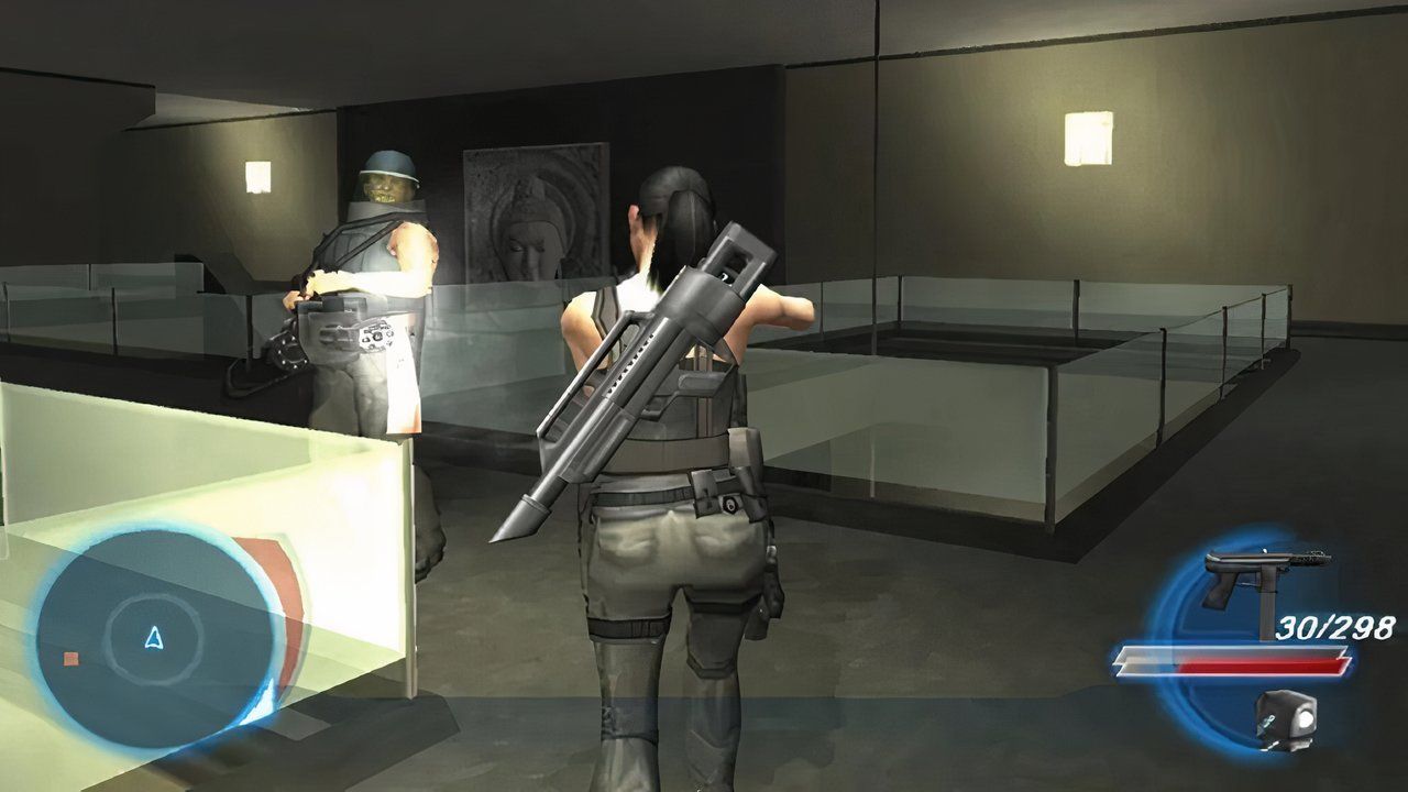 A third-person view of a created character fighting an armoured soldier in Syphon Filter: The Omega Strain.