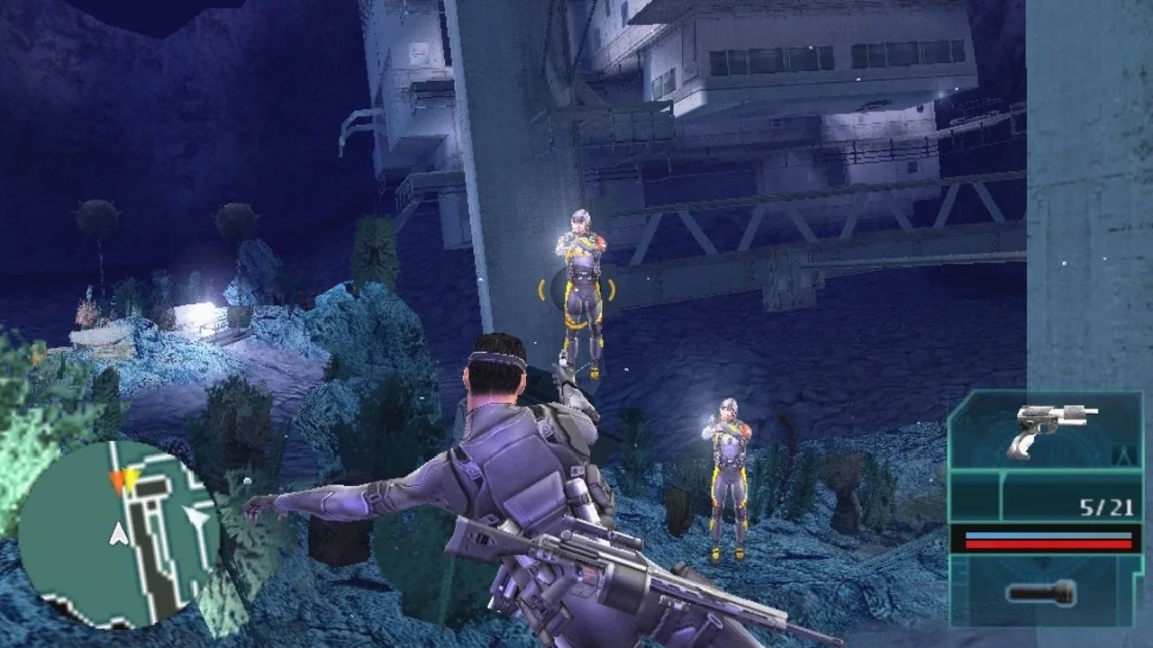 Gabe shoots at underwater enemies while swimming in Syphon Filter: Logan's Shadow.