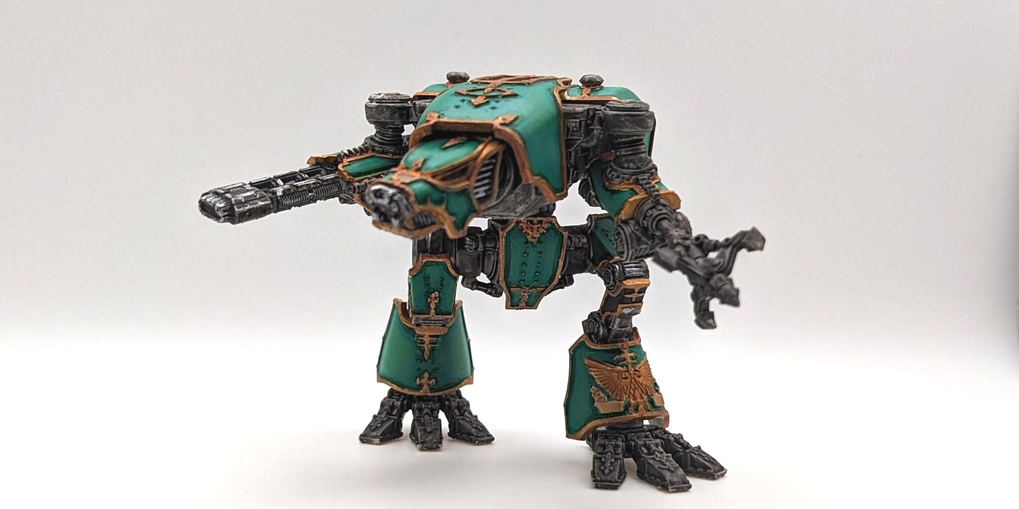 warhammer legions imperialis warhound titan painted in sons of horus colours looking to the left