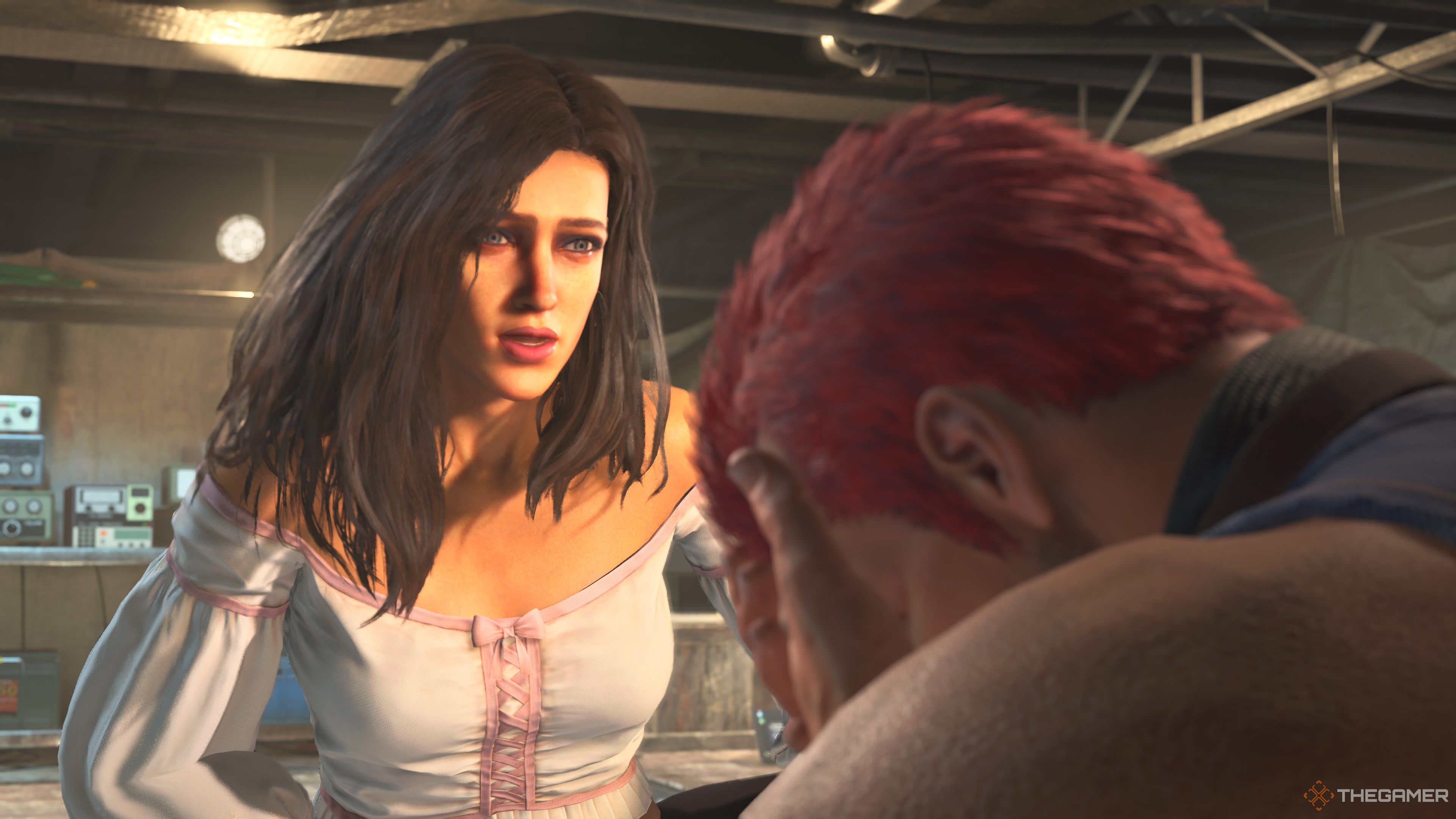 Isabela talking with Frank West at the beginning of Overtime mode in Dead Rising Deluxe Remaster.