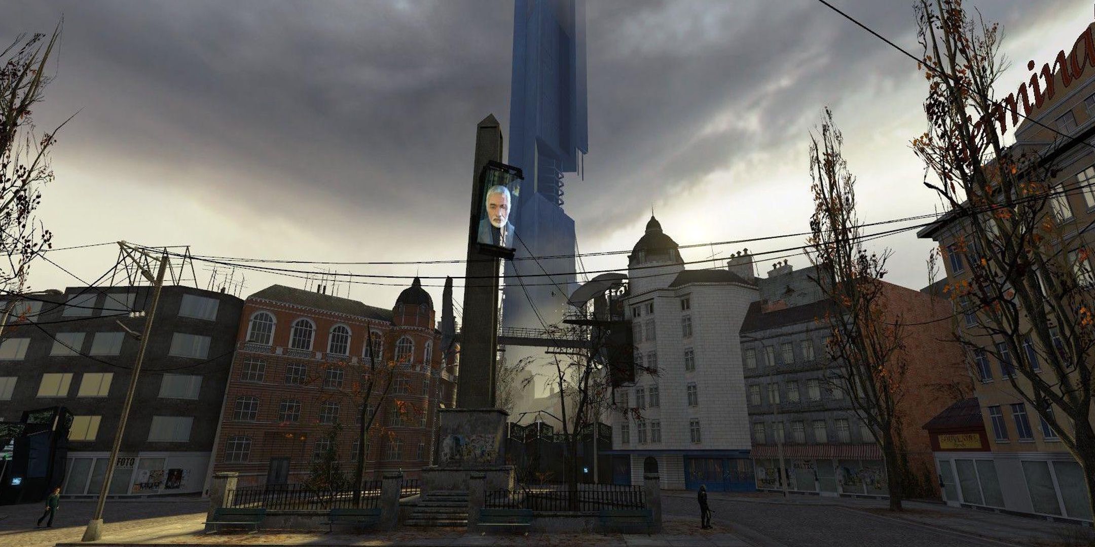 Half-Life 2 City 17 plaza with Breencast on a monument in front of the Citadel.