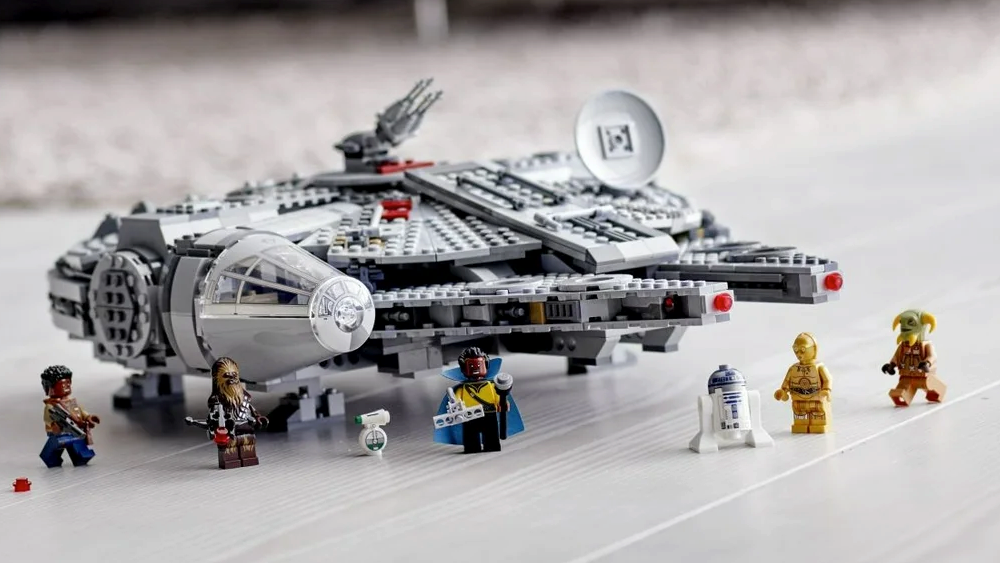 The $170 Millennium Falcon Lego Set Is Only $100 At Walmart For Cyber Monday