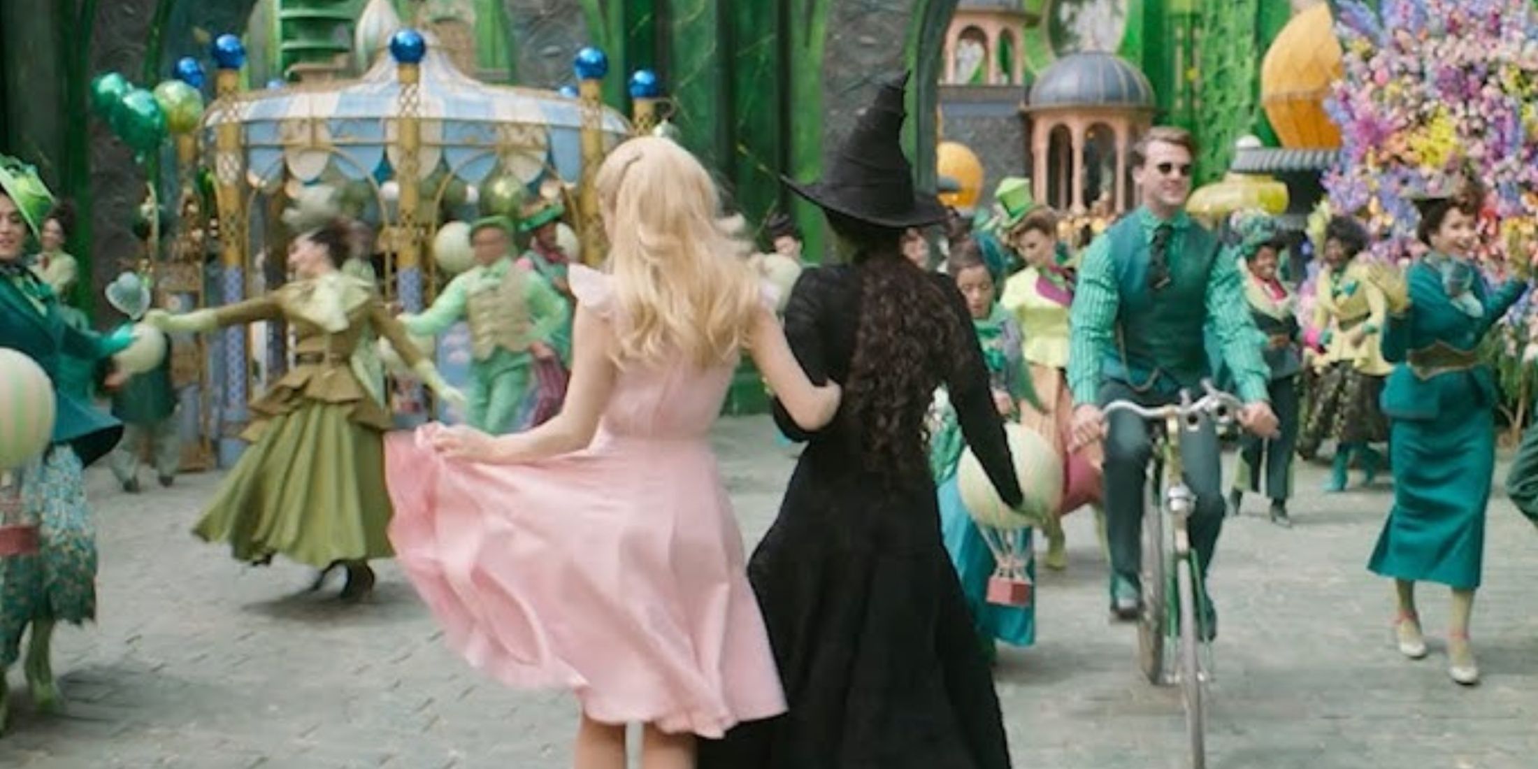 Glinda and Elphaba explore the Emerald City