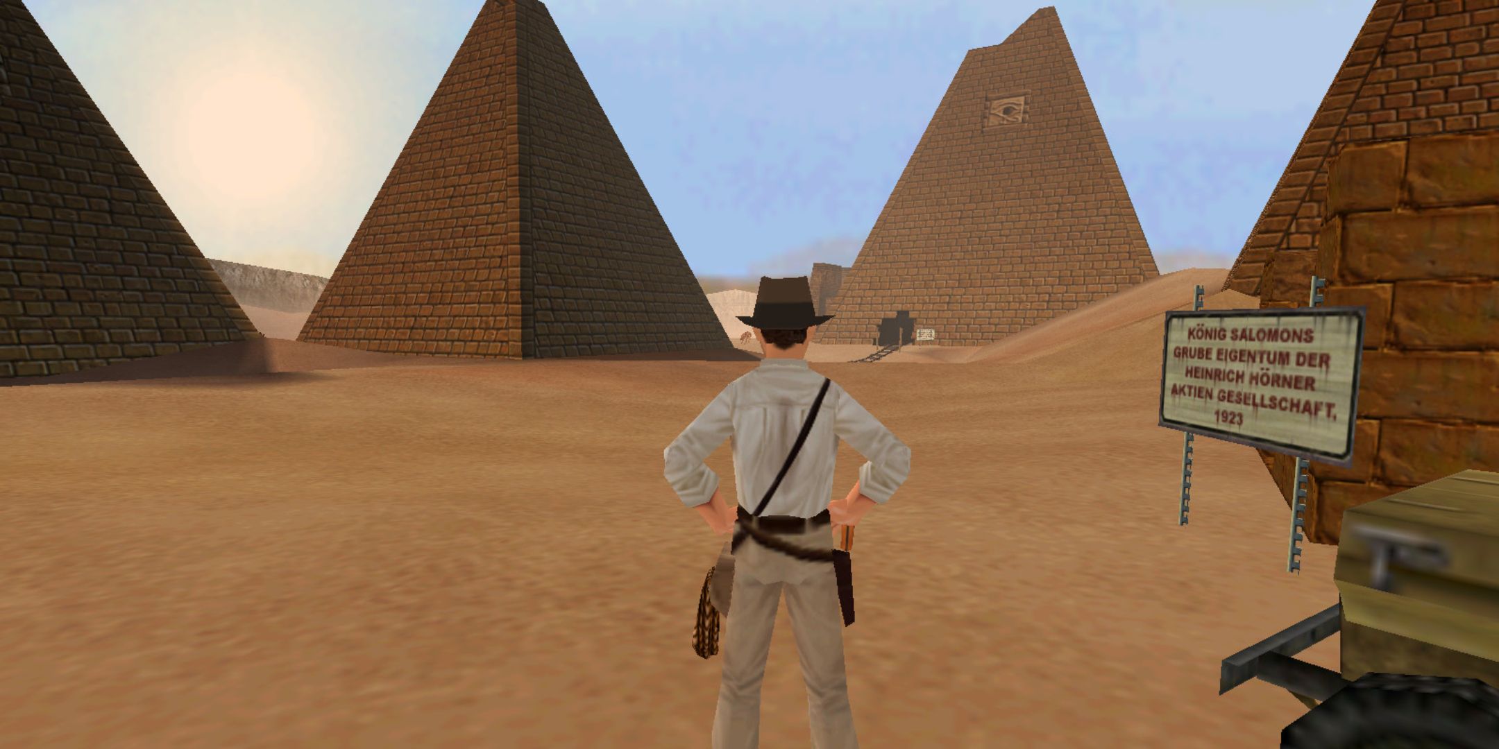 Indiana Jones and the Infernal Machine screenshot of Indy looking at the Pyramids.