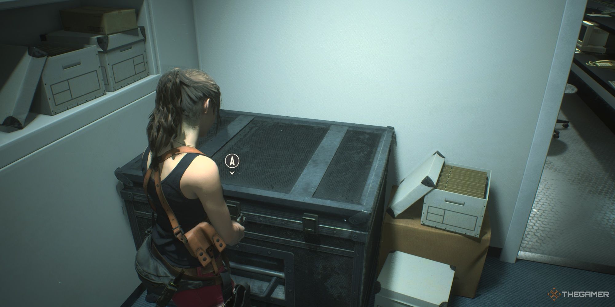 Claire in front of an item box in Resident Evil 2 remake