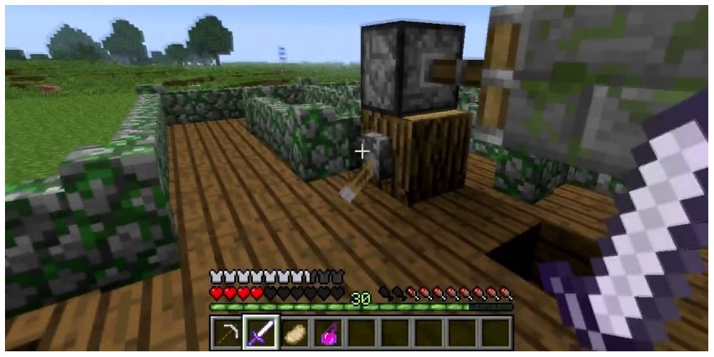 screenshot showing low health in Minecraft