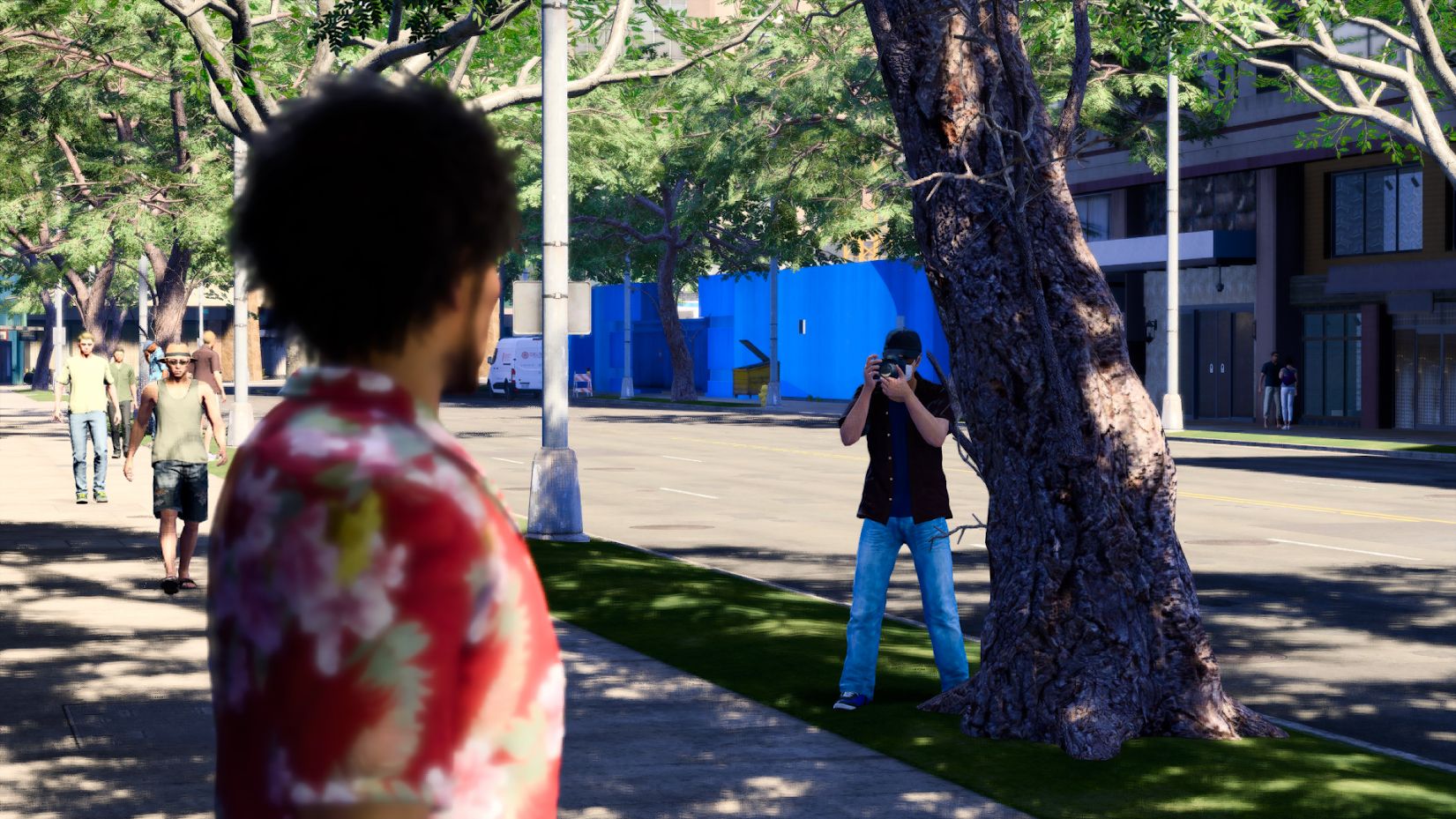 A Hawaiian photographer snaps a photo of Ichiban Kasuga.