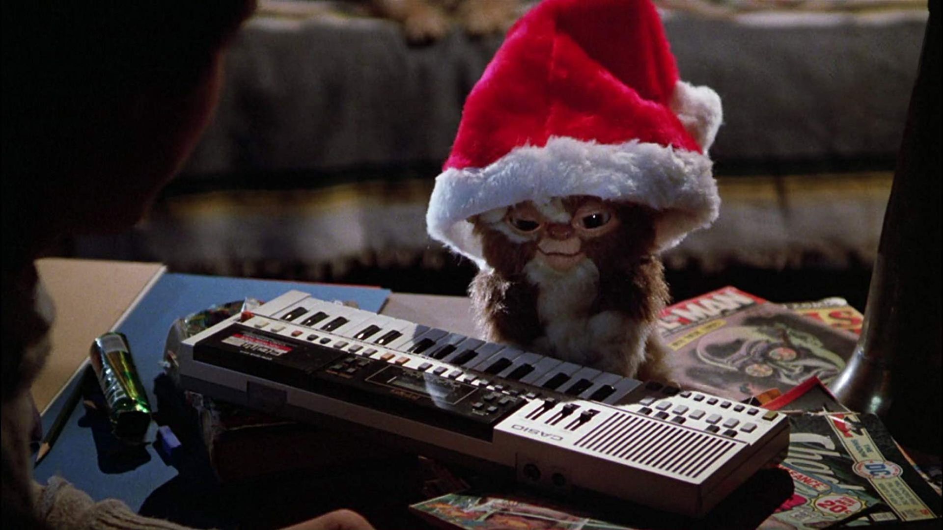 Gizmo wearing a Santa hat in Gremlins.