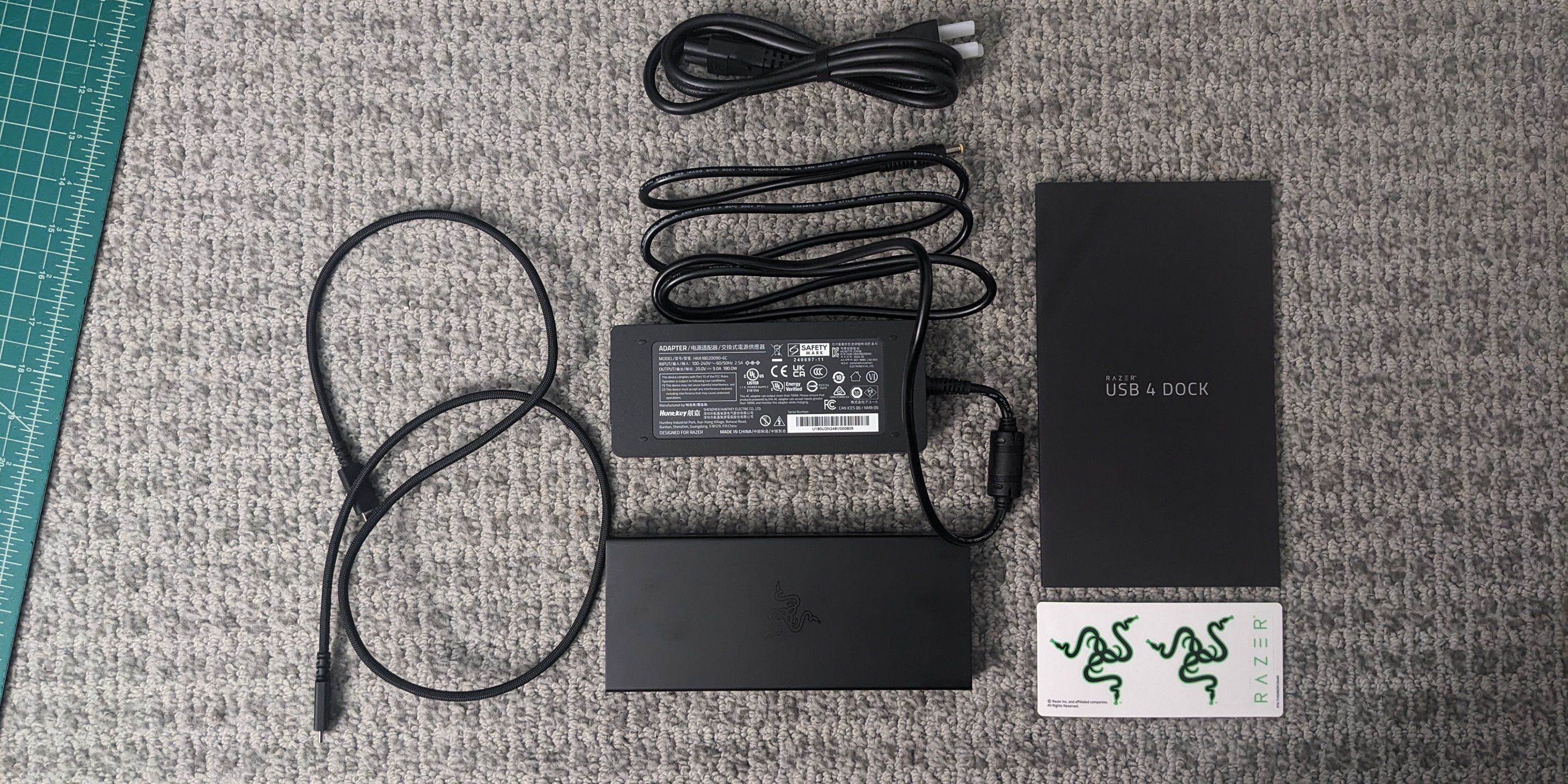 Razer USB Dock 4 Review Contents