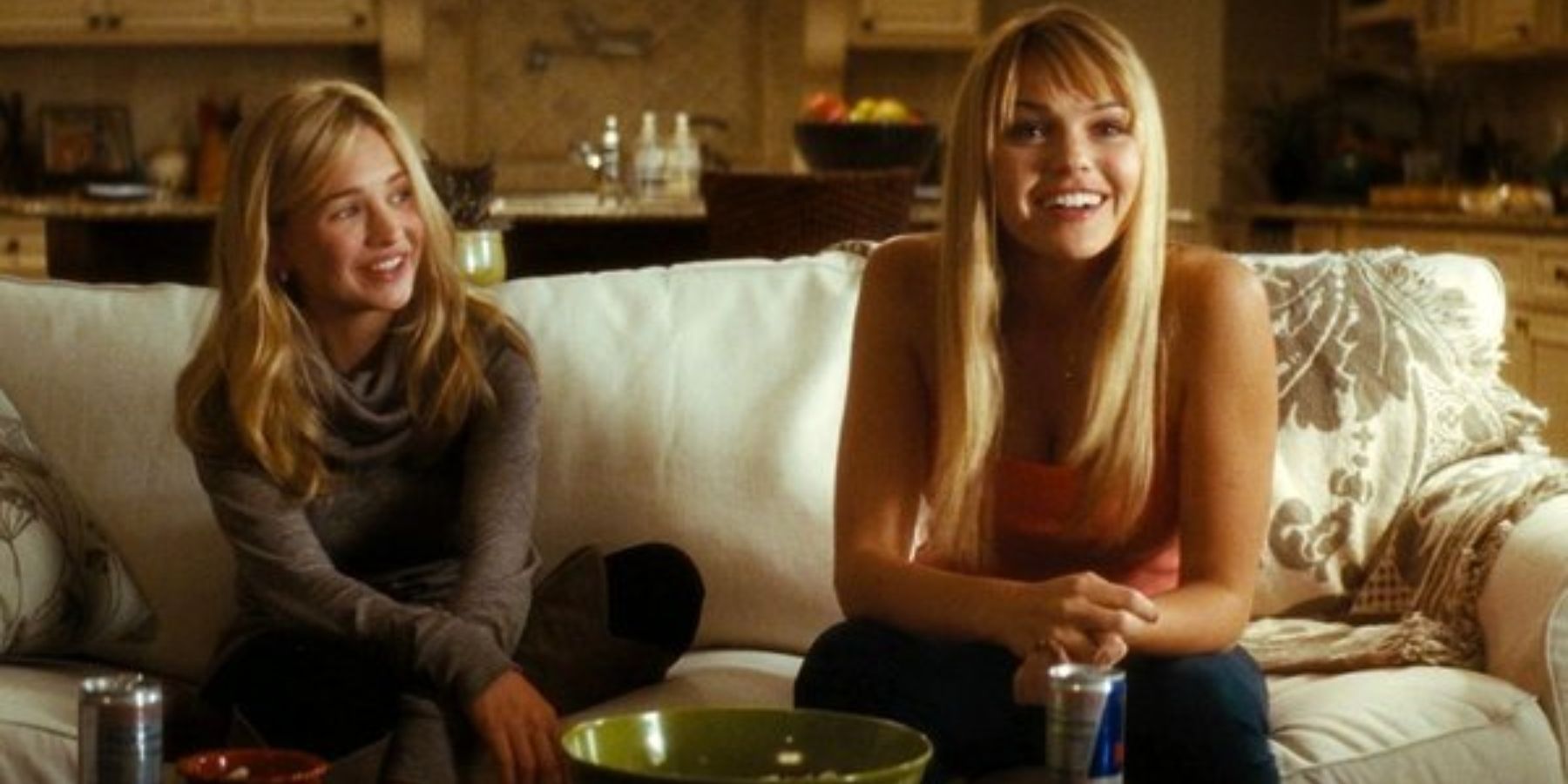 Marnie Cooper (Britt Robertson) and (Jenny Randall) Aimee Teegarden sitting on the couch in Scream 4