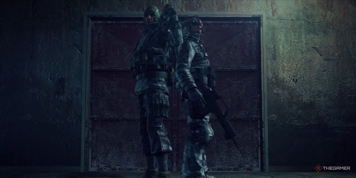 Keith and Quint stand back to back in Resident Evil Revelations.