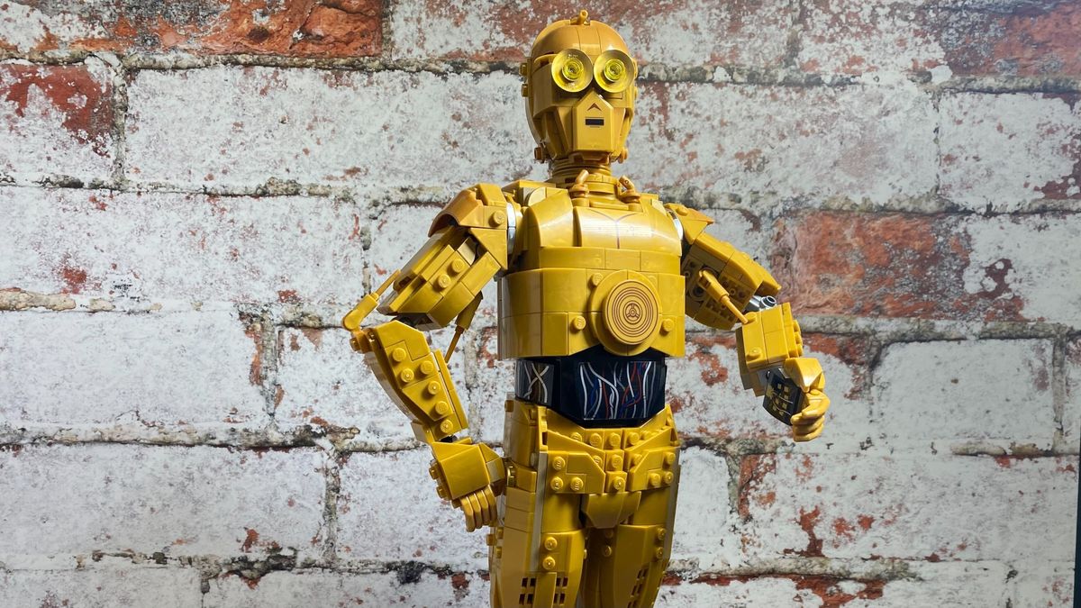 Lego C-3PO (75398) review: "If you're content to see ol' threepy stand proudly on a shelf and not much else, this will serve you superbly"