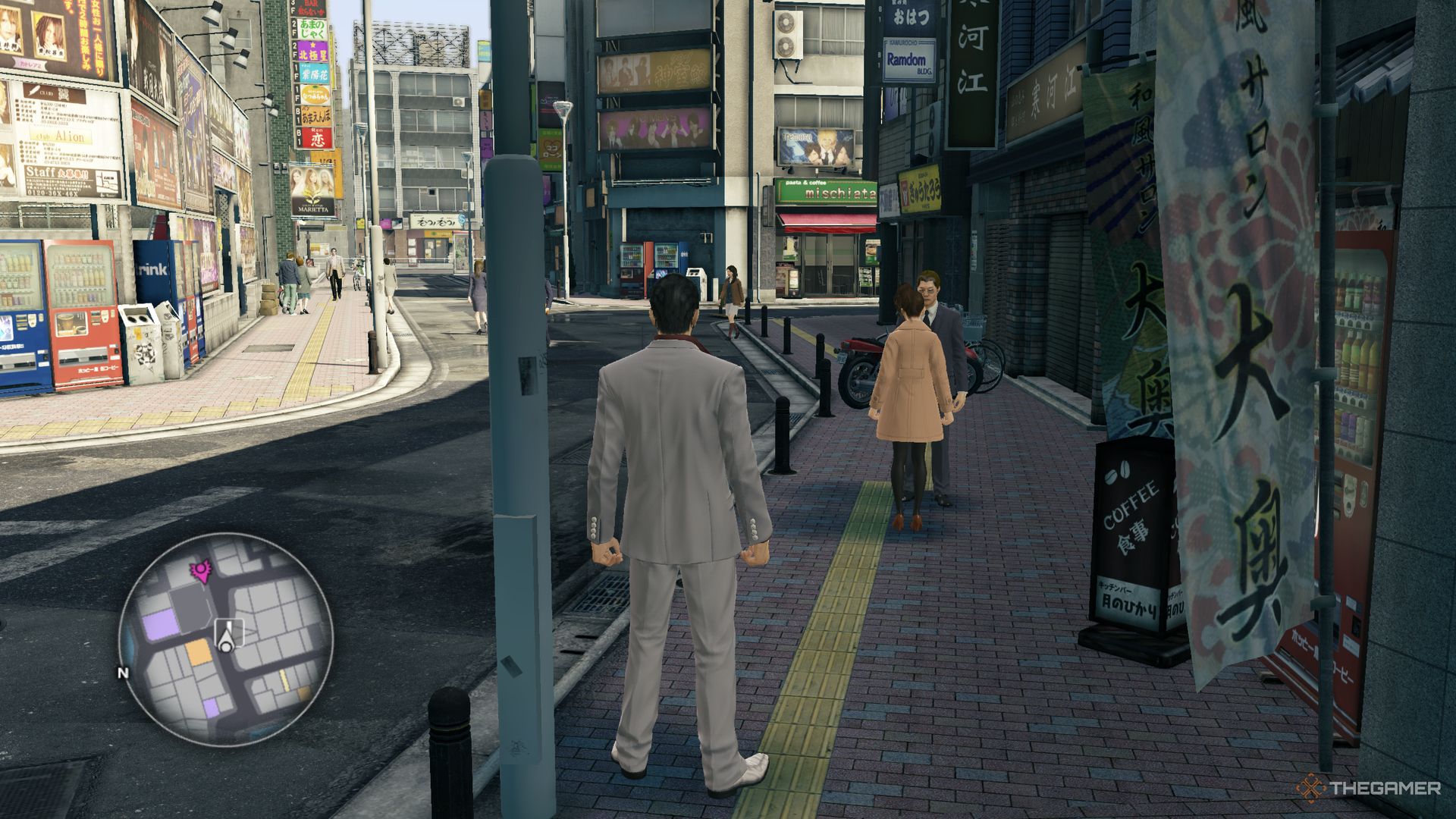 Yakuza Kiwami screenshot of Kiryu looking at Yui talking to a man.