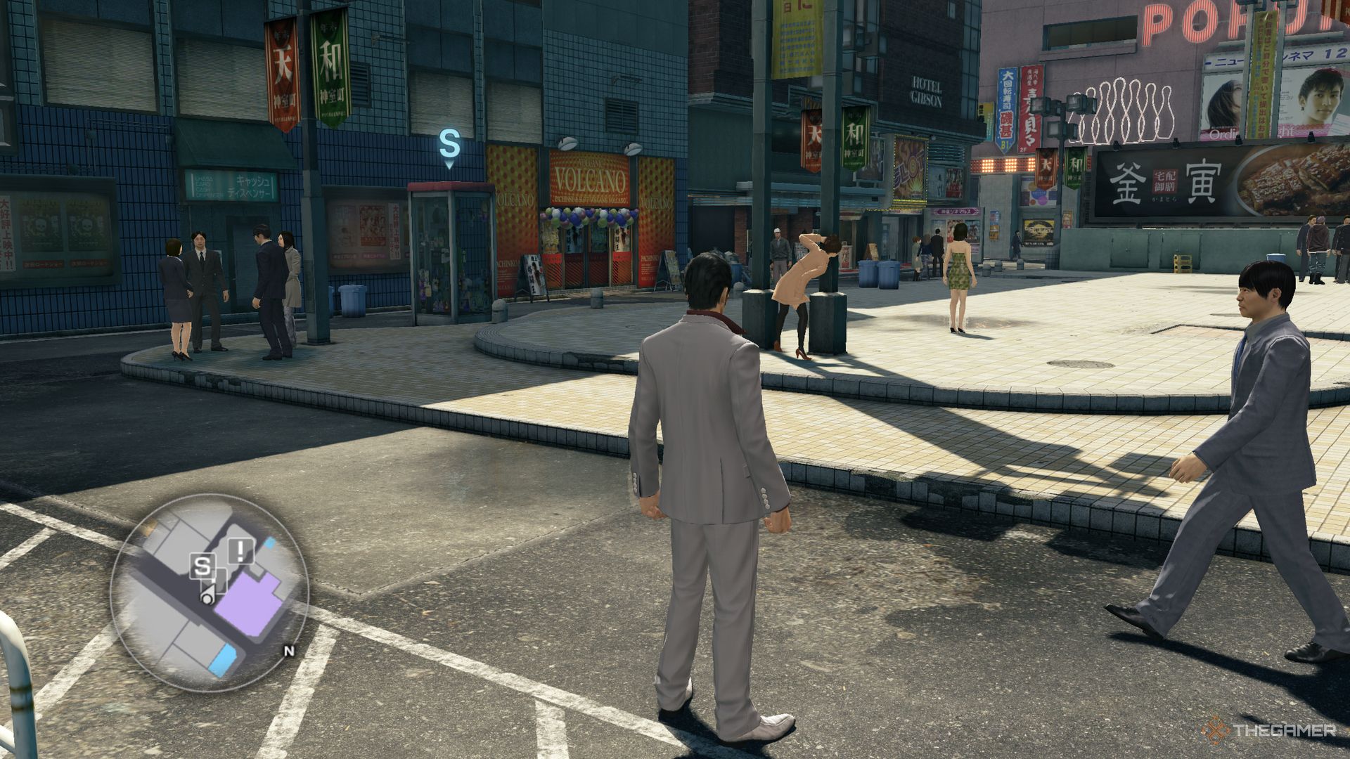 Yakuza Kiwami screenshot of Kiryu look at Yui who's hiding while she spies on her sister.