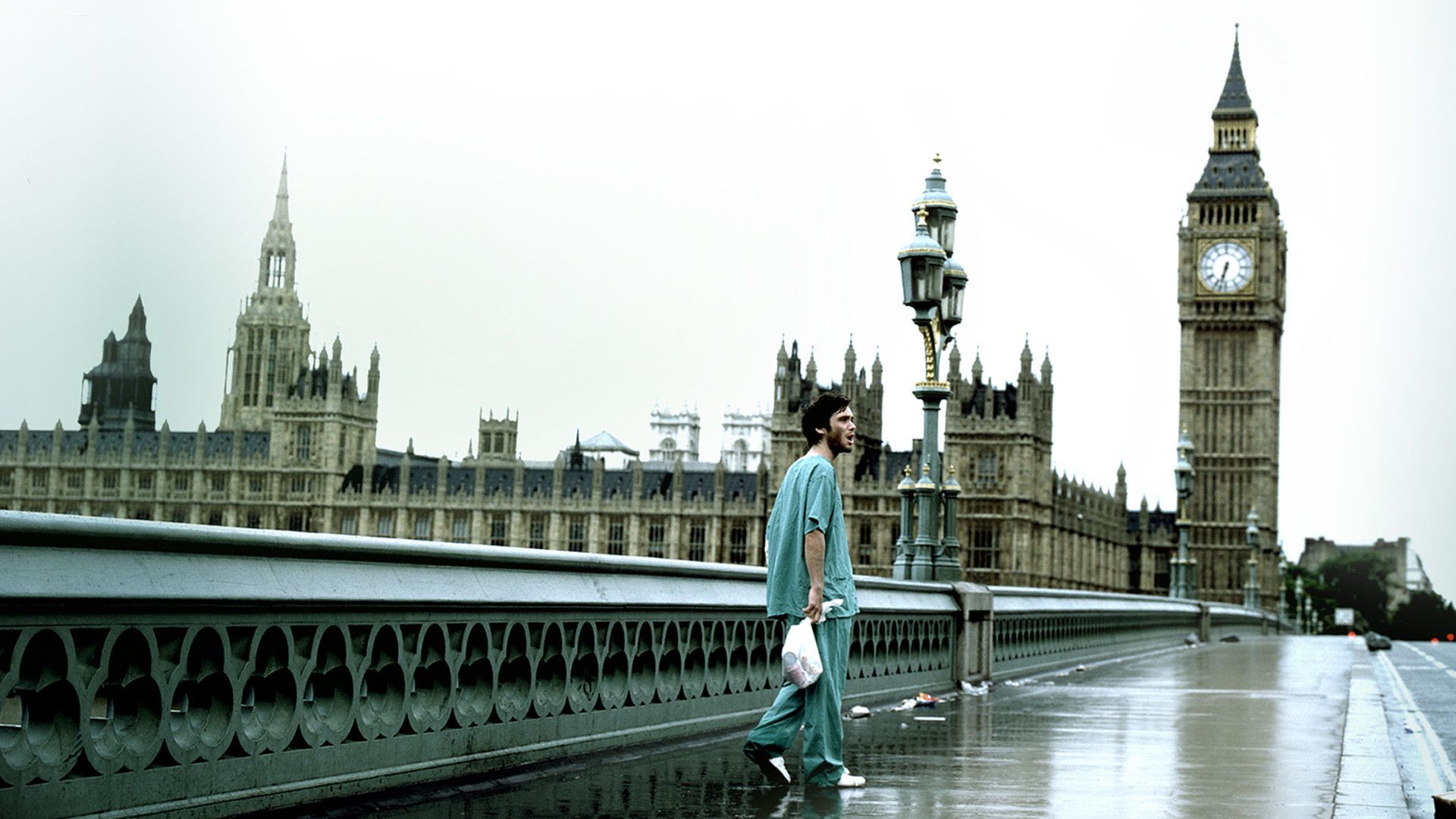 Cillian Murphy on the bridge in 28 Days Later. 