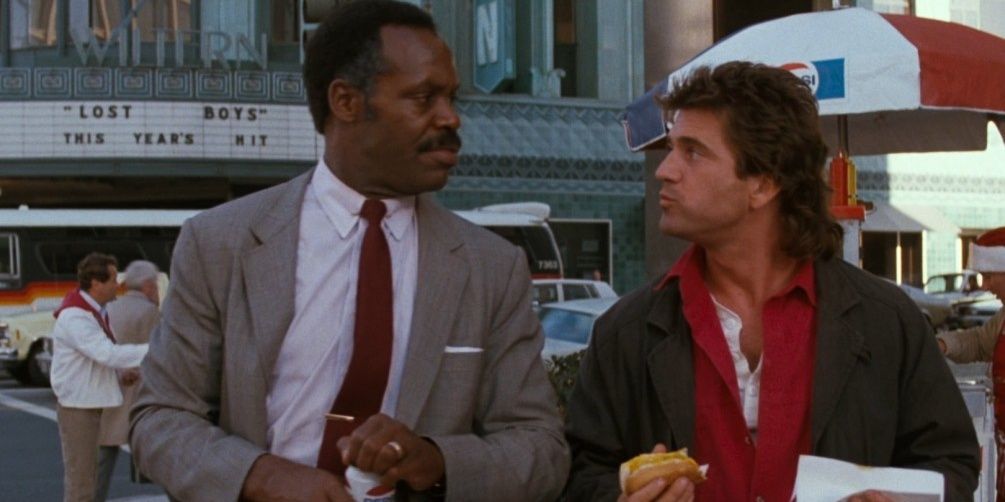 An image of Martin Riggs and Roger Murtaugh having a chitchat and eating while walking