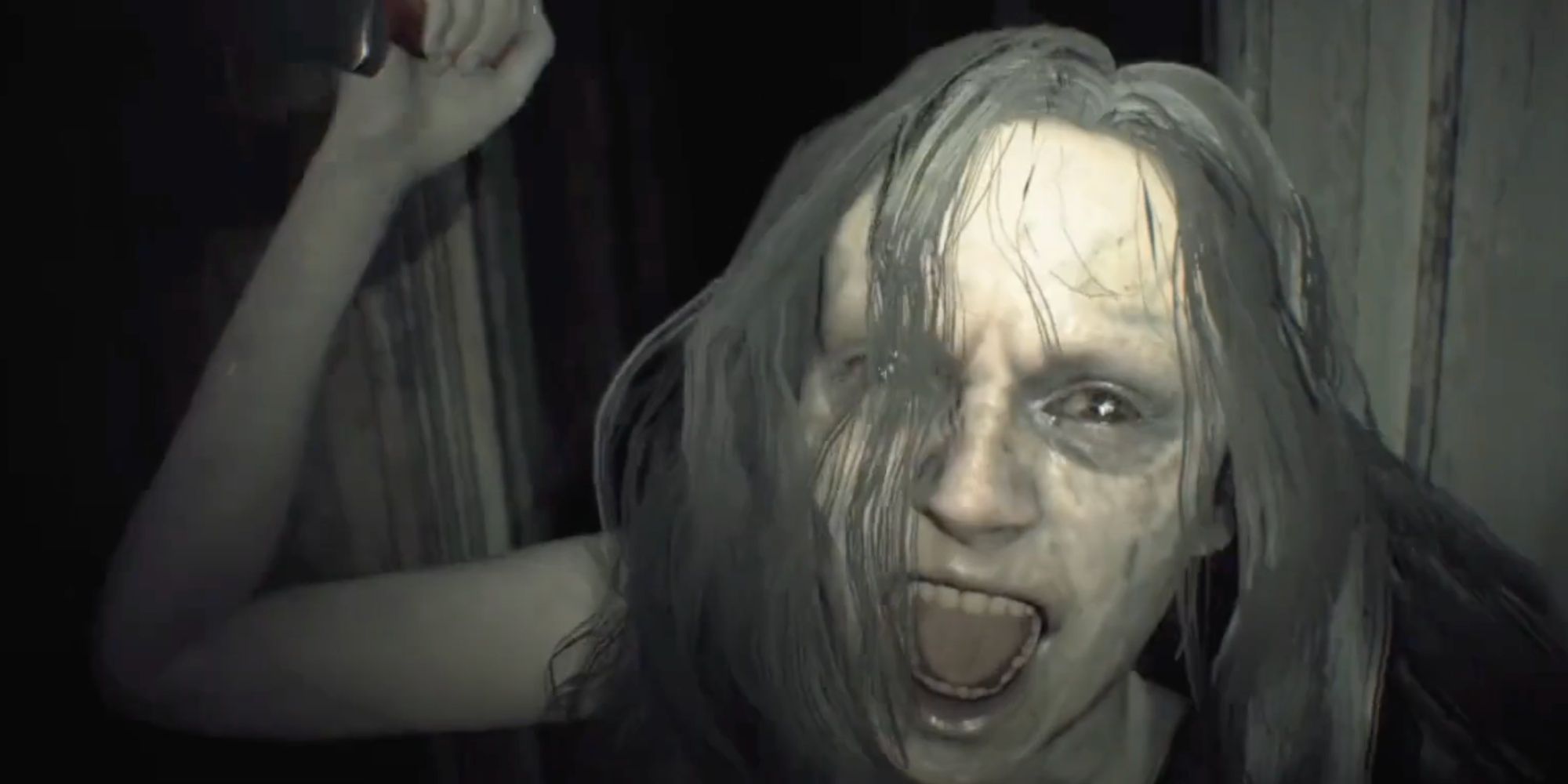 Mia winters attacks ethan with a knife in Resident Evil 7 Biohazard.