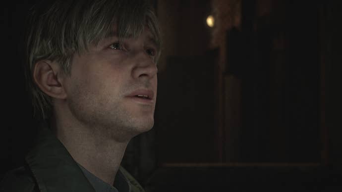 James looks up at something in the Silent Hill 2 remake