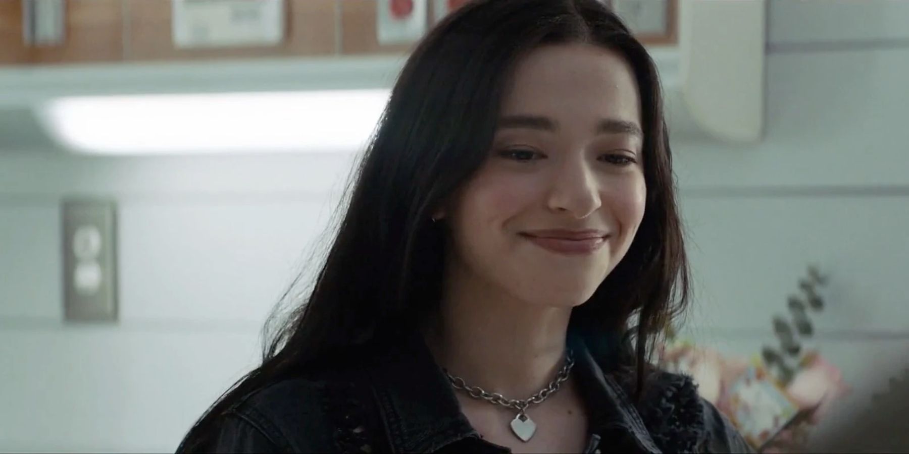 Amber Freeman (Mikey Madison) smiling in Scream (2022)