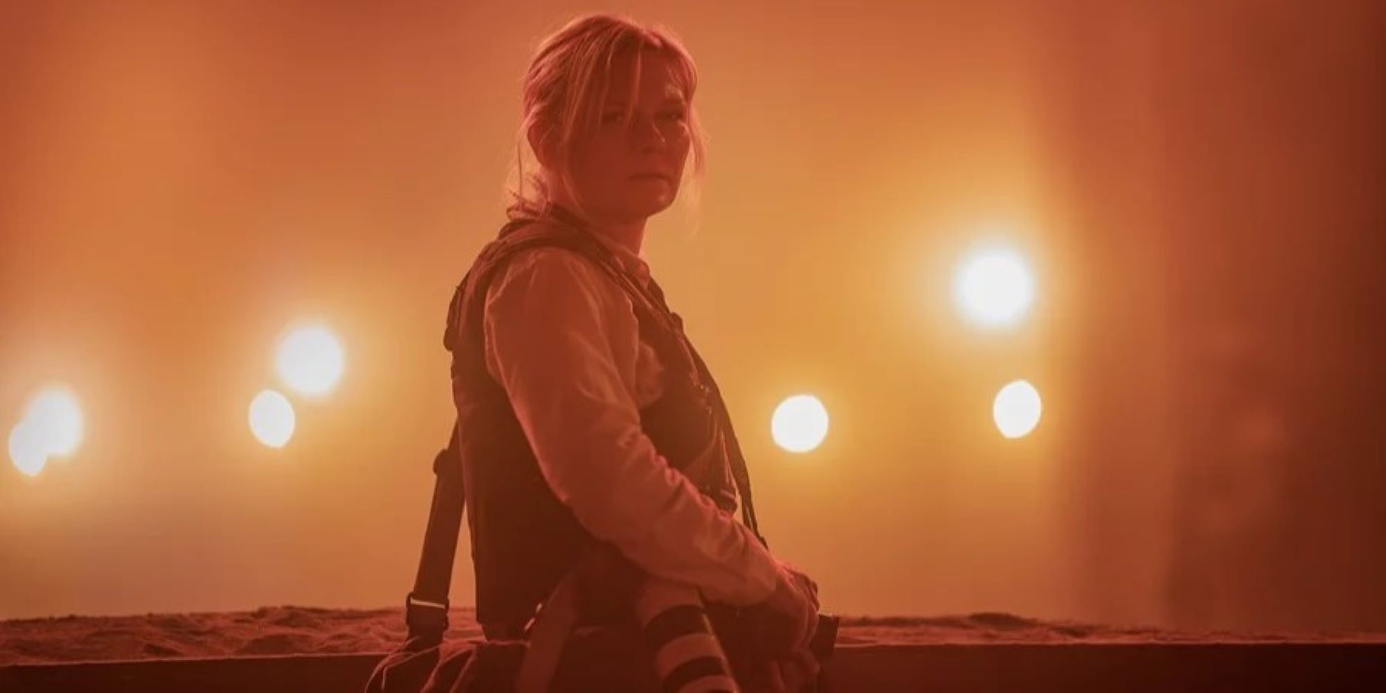 Kristen Dunst standing in sunset in Alex Garland's Civil War