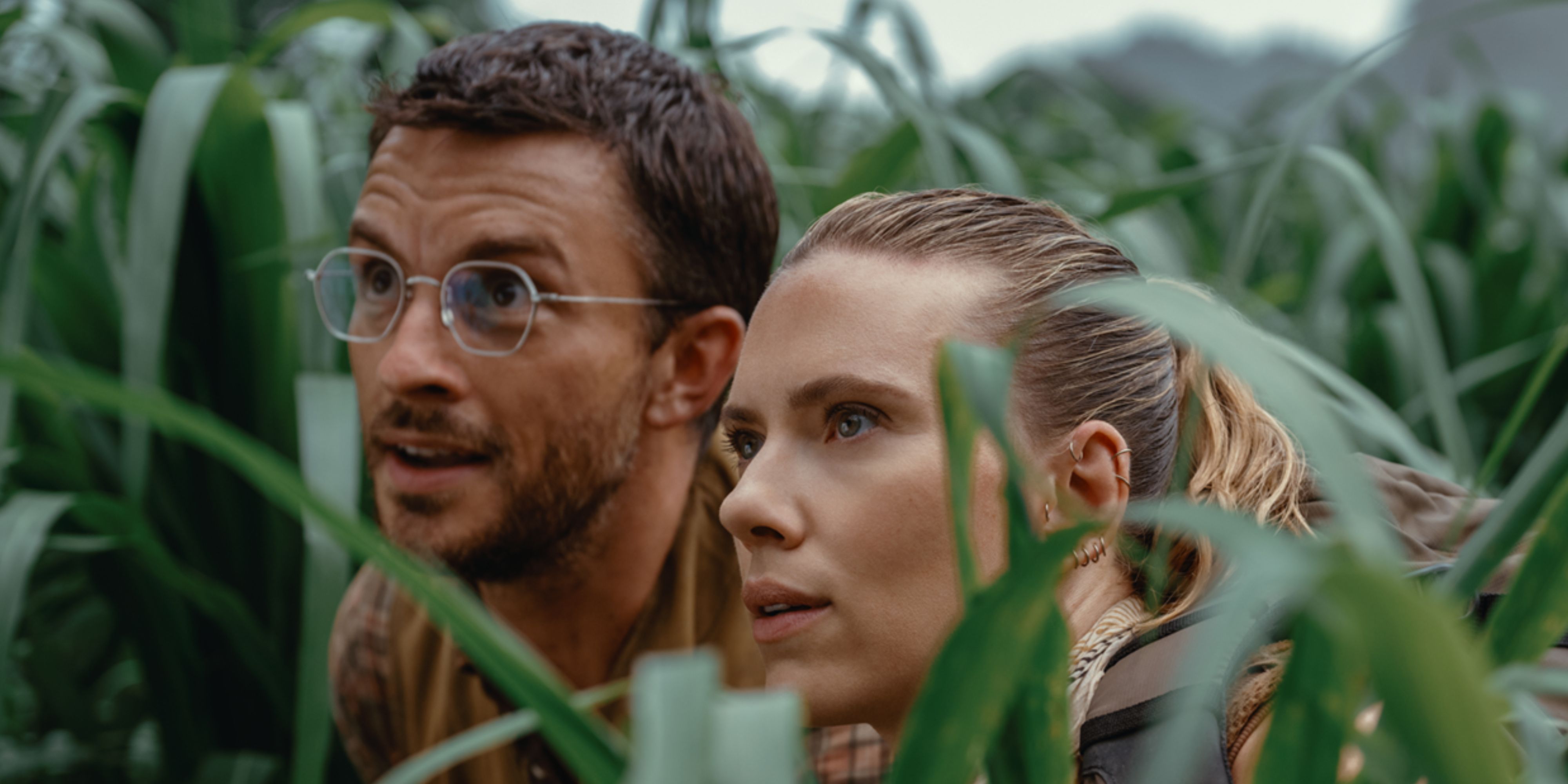 Jonathan Bailey and Scarlett Johansson in Jurassic World Rebirth