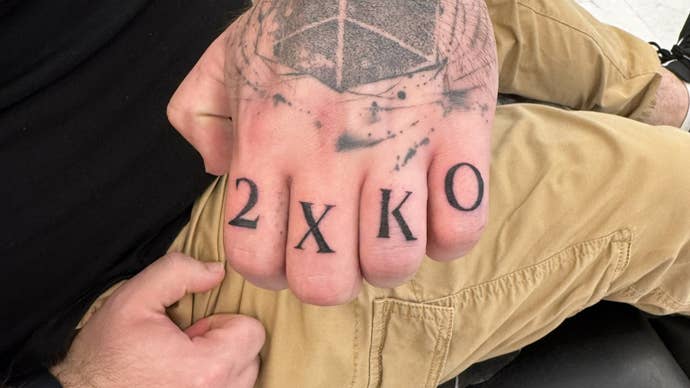 2XKO finger tattoo on player Nitten's hand.