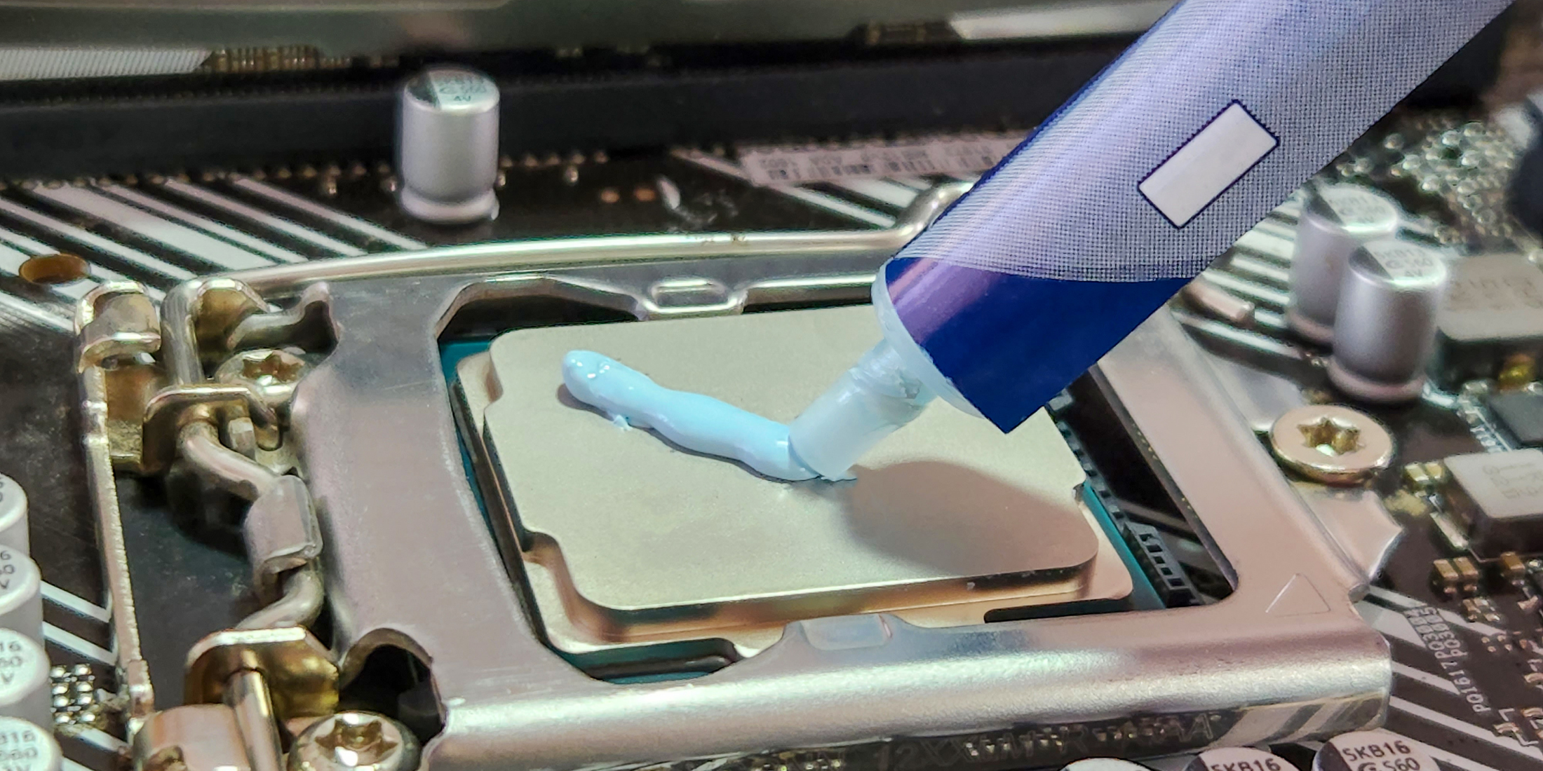 Applying thermal paste