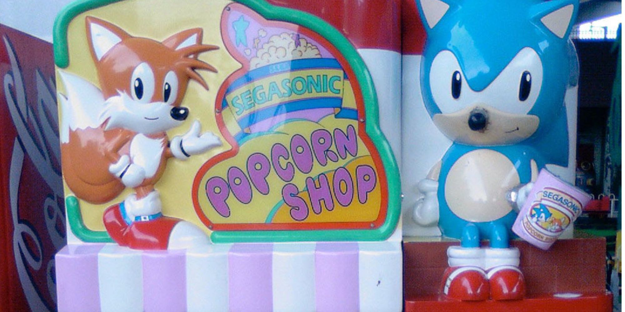 Sonic and Tails present the SegaSonic Popcorn Shop vending machine game.