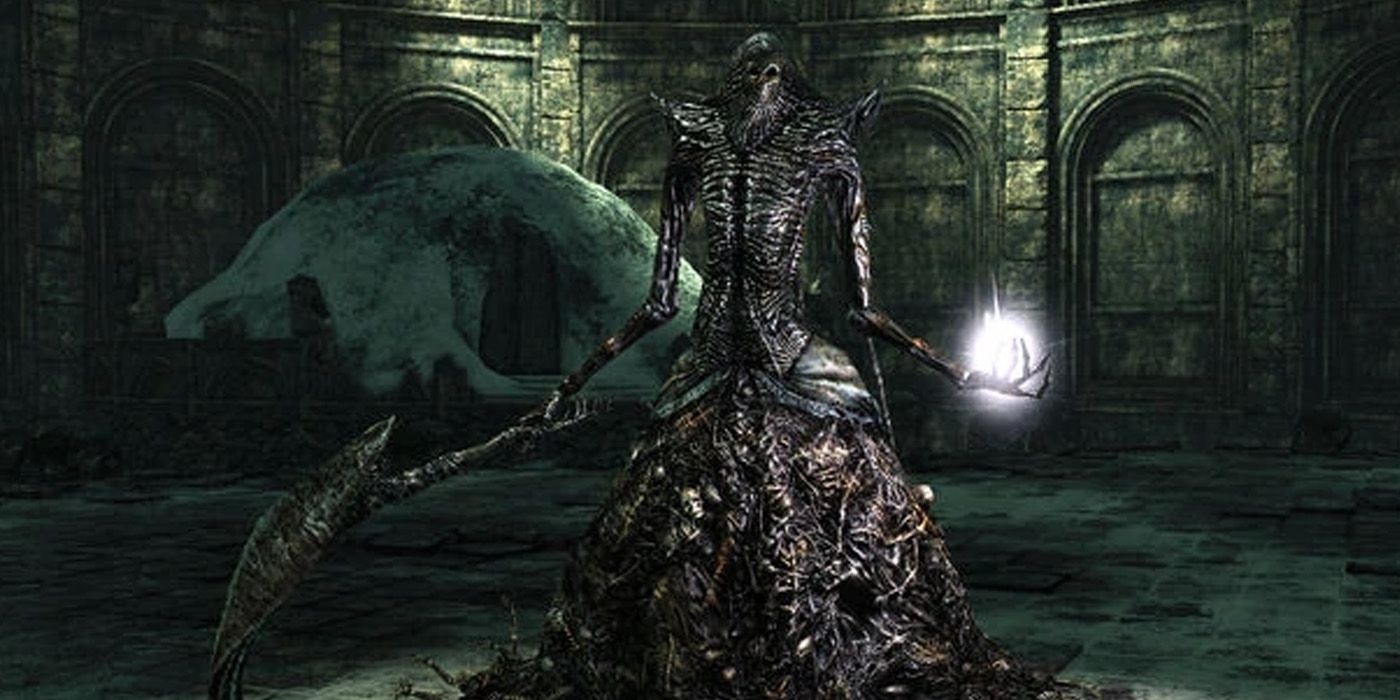 Queen Nashandra grabing a scythe with one hand and preparing a magic attack with the other from Dark Souls 2.