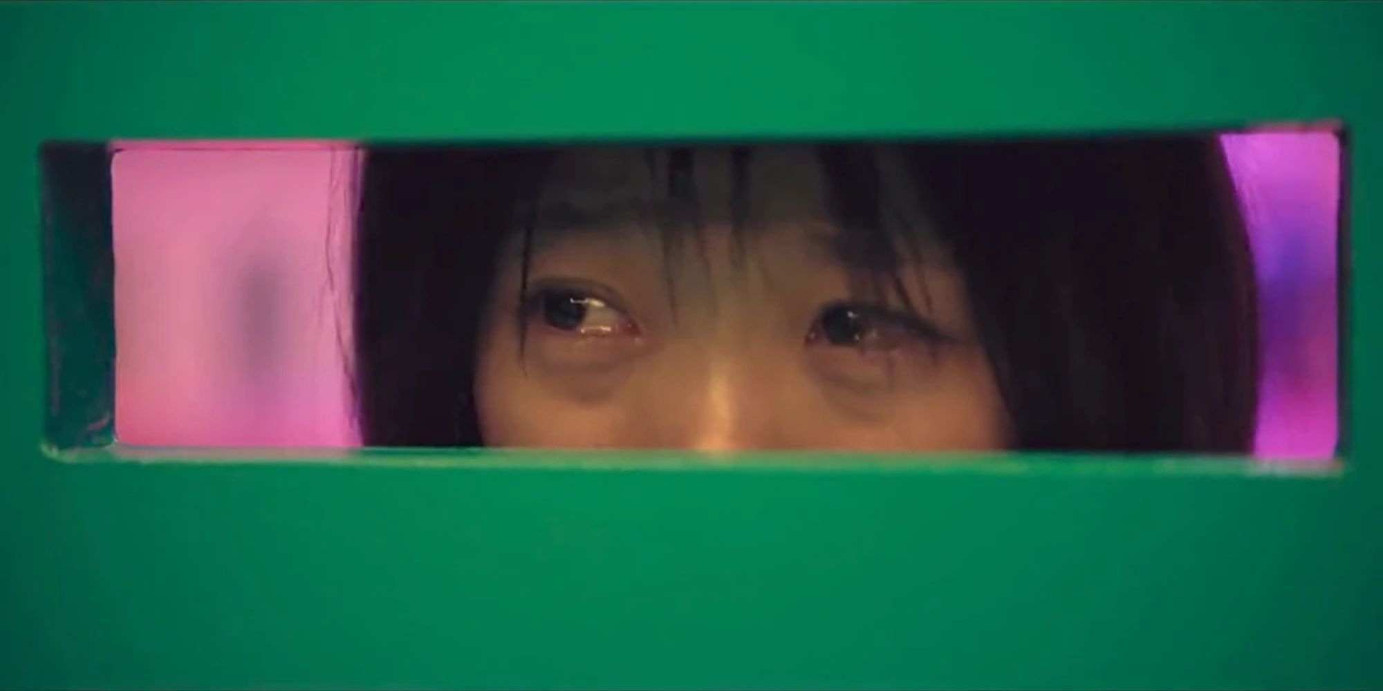 Young-mi looks at Hyun-ju through the door just before dying.