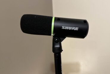 a side-on view of the Shure MV6