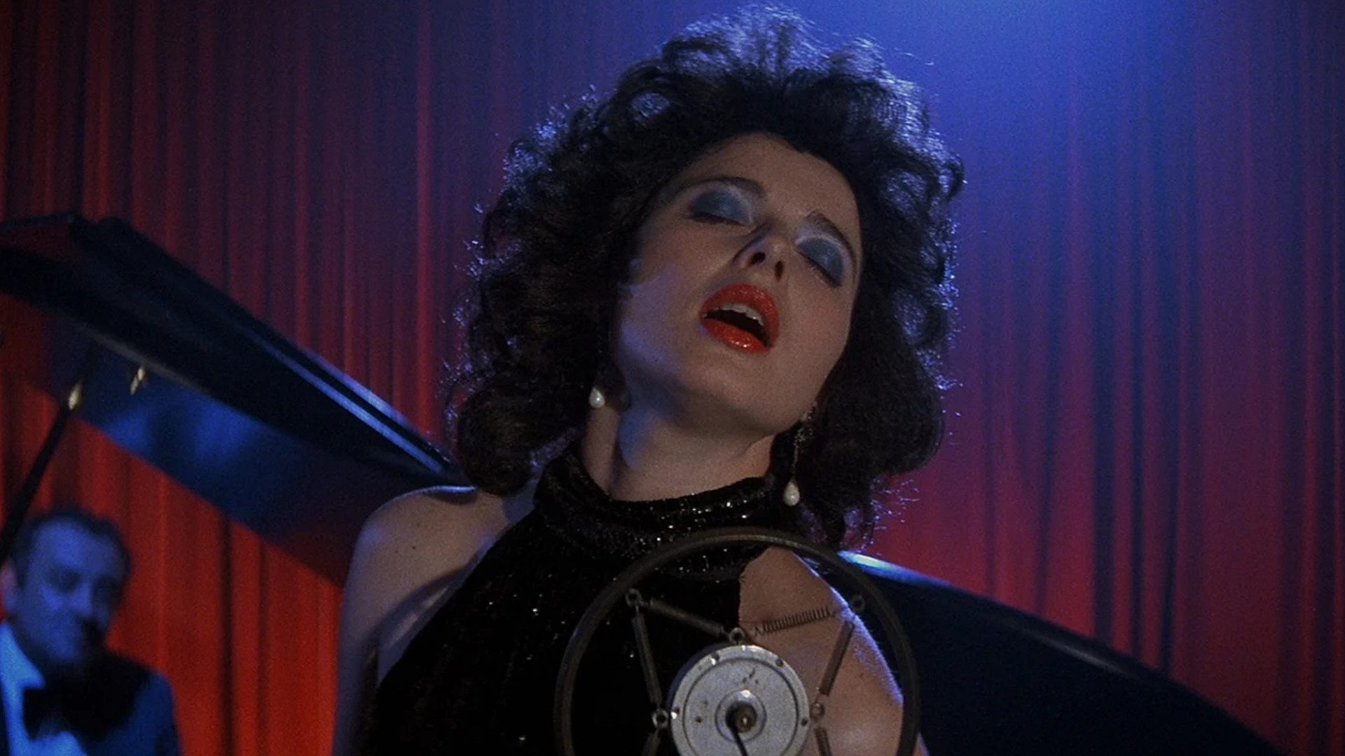 Isabella Rossellini as Dorothy Vallens singing during one of the best David Lynch movies, Blue Velvet.