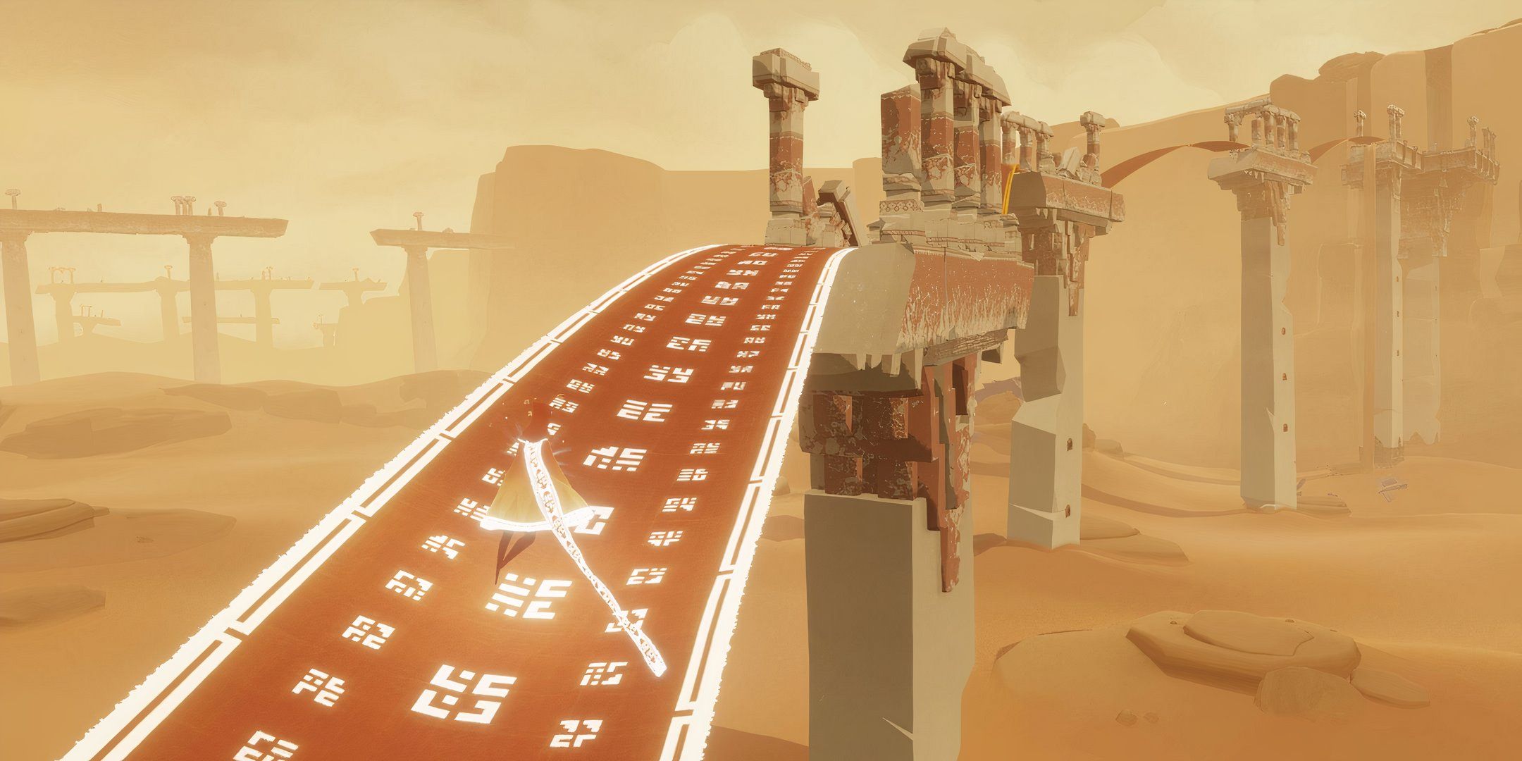 The protagonist of Journey running across a road made of a large strand.