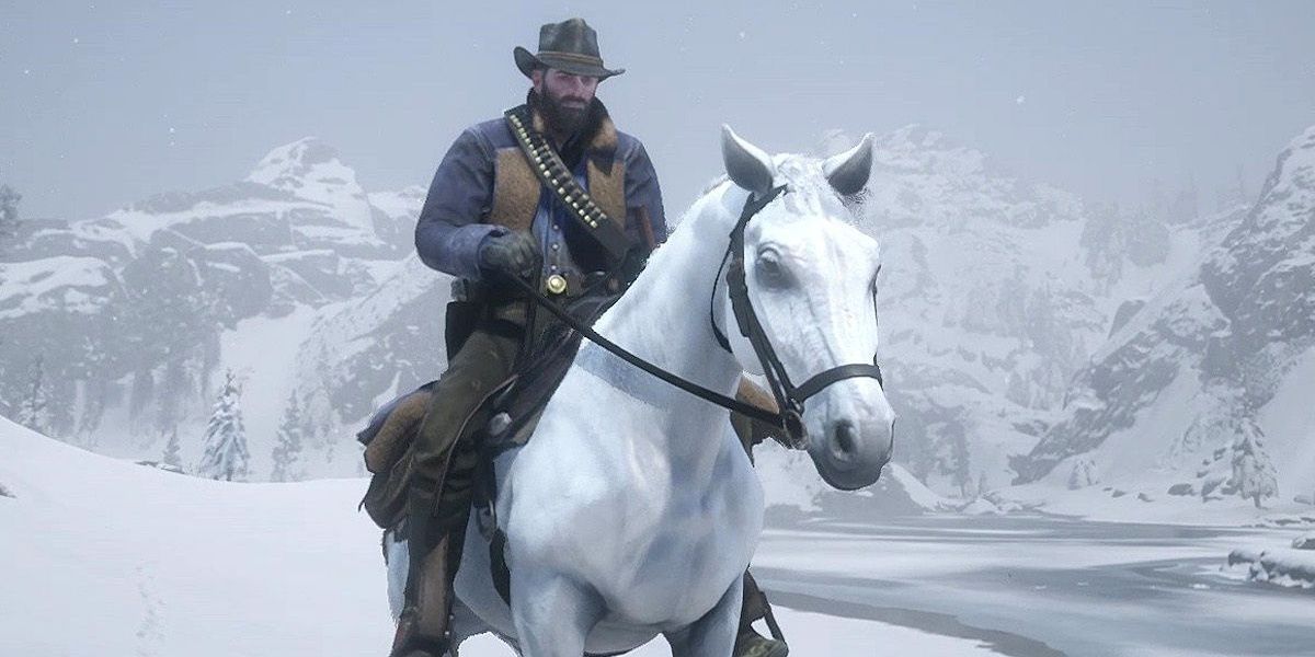 Arthur Morgan riding his horse while wearing the Winter Gunslinger outfit in Red Dead Redemption 2