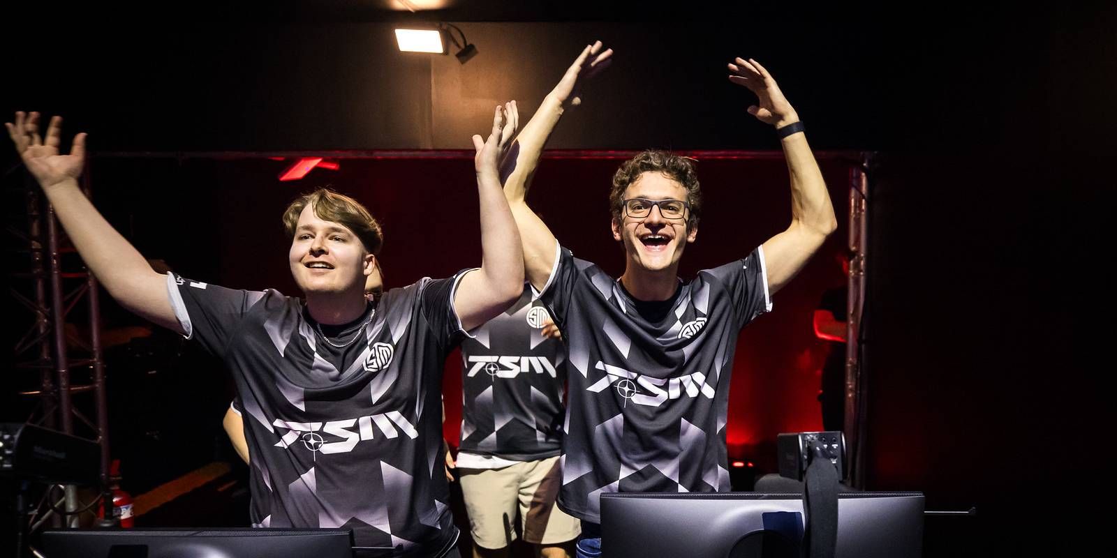 apex legends players evan verhulst and zap celebrating at their PCs at the algs playoffs