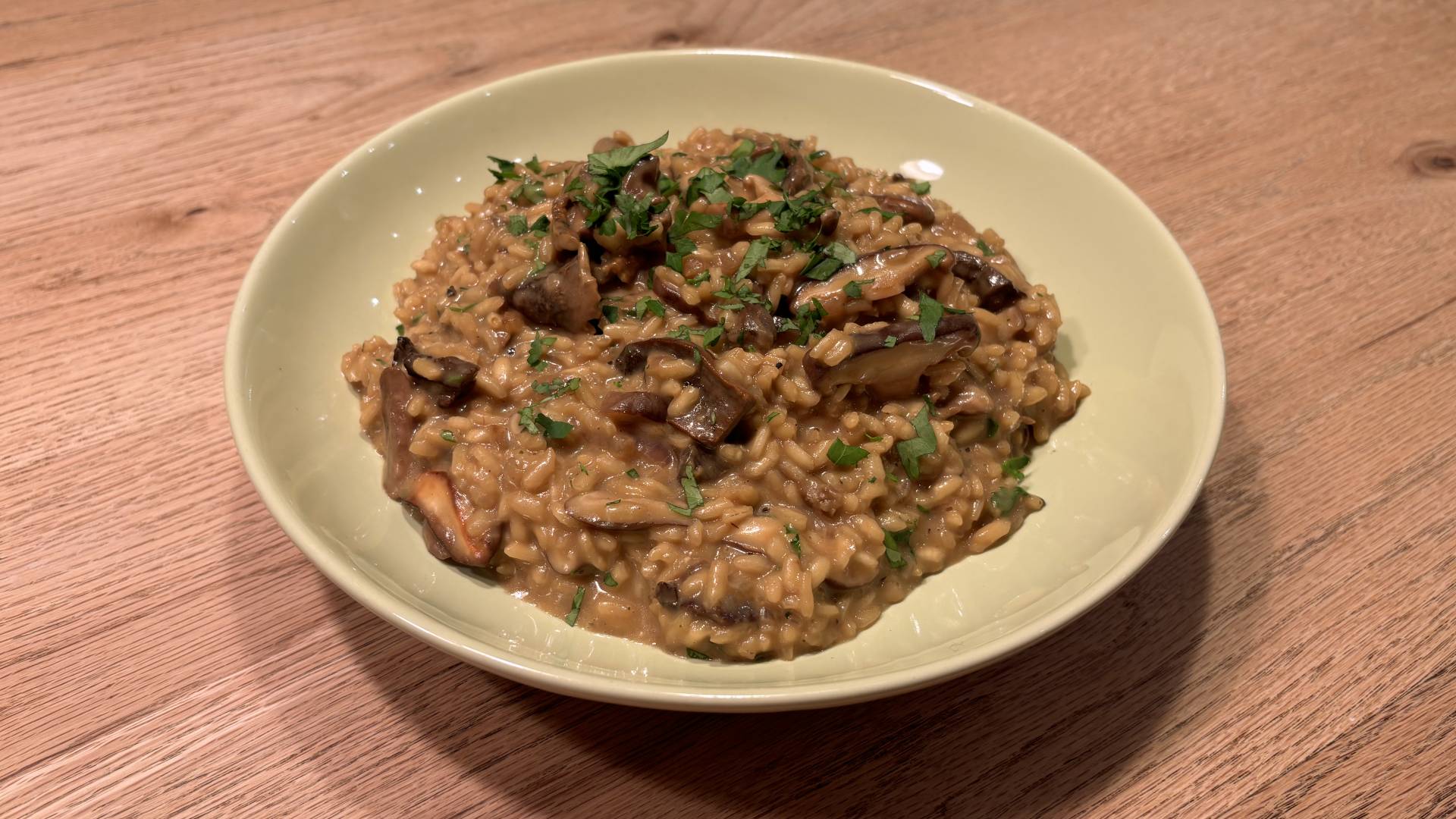 Indiana Jones and the Great Circle risotto ai funghi in green dish