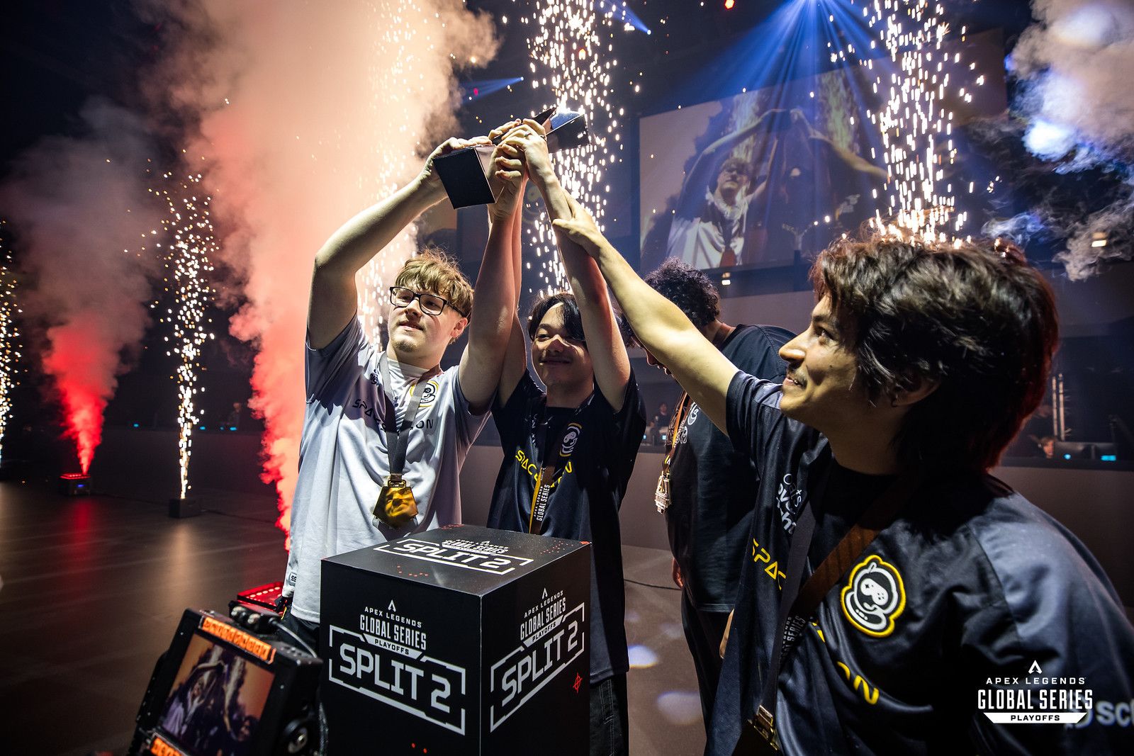 Apex Legends pro players from SSG lifting the ALGS trophy