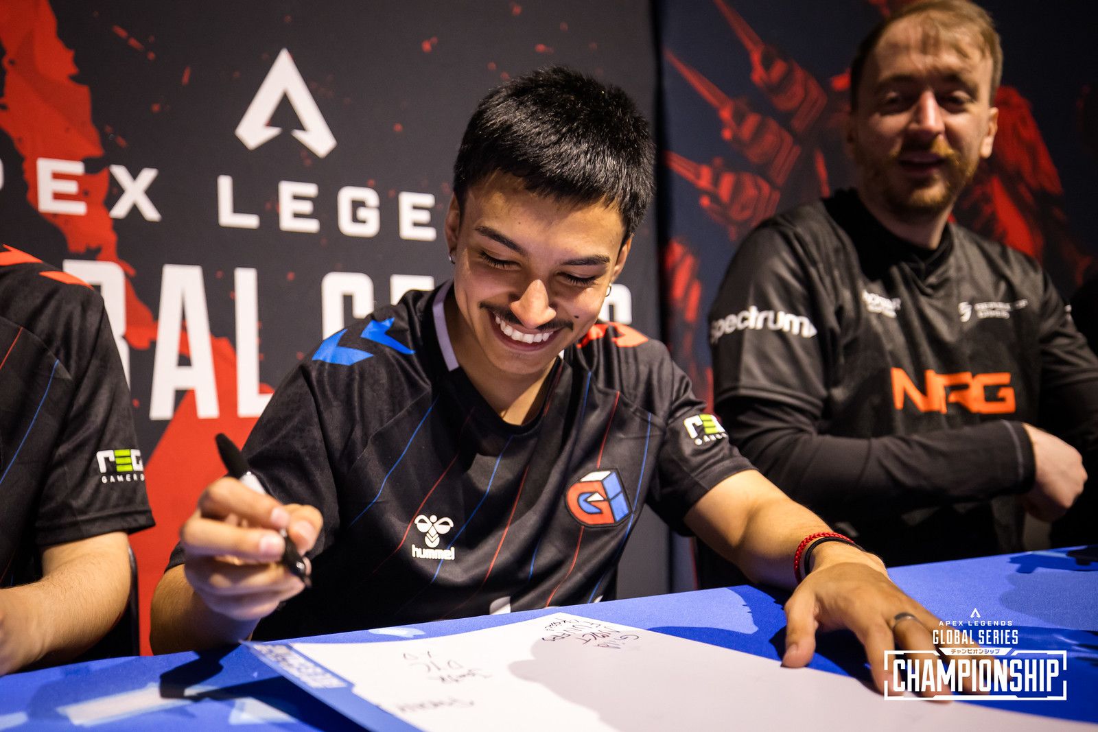 Apex Legends pro player Phony signing autographs