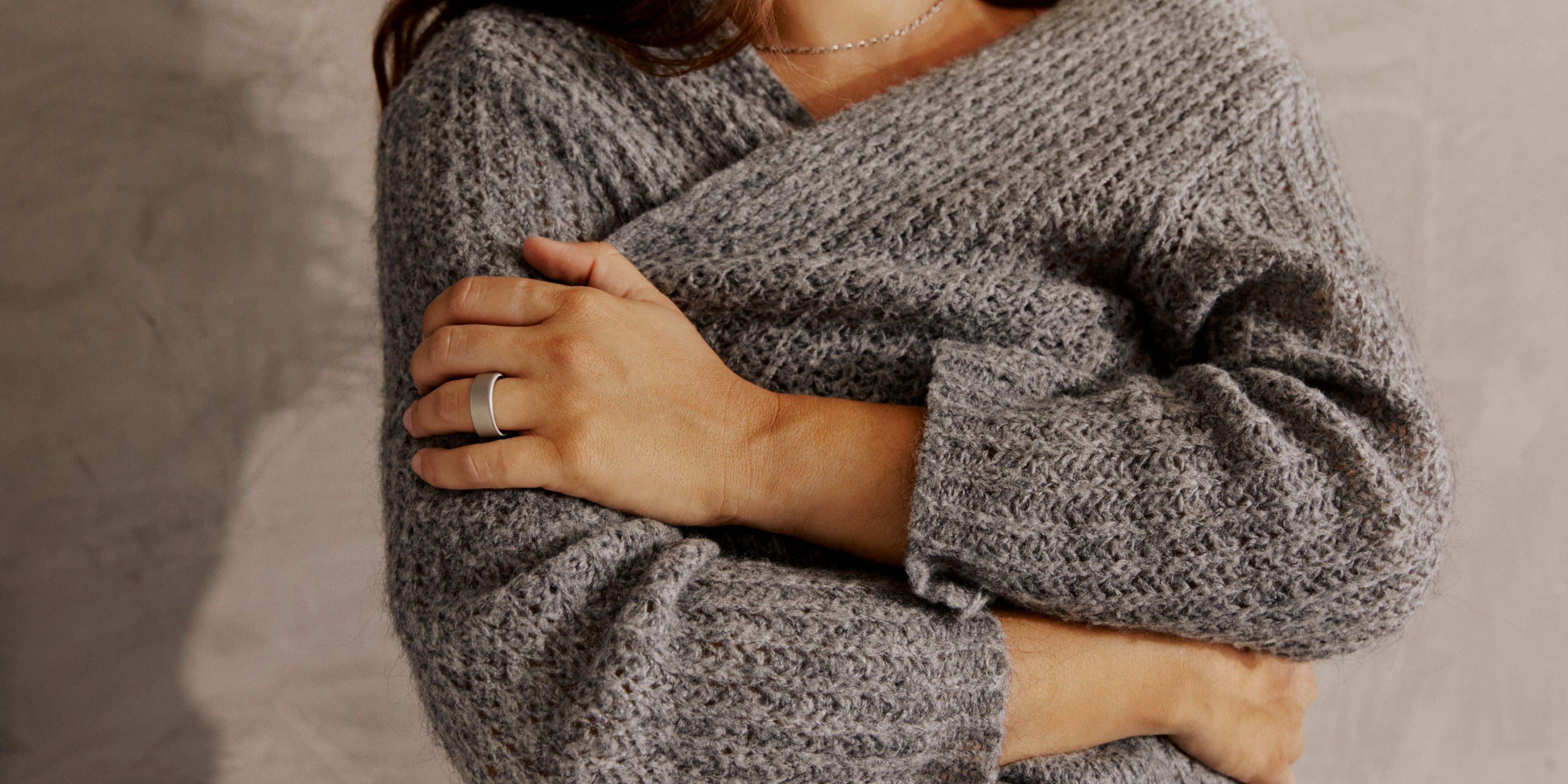 Woman wearing the Oura Ring 4.