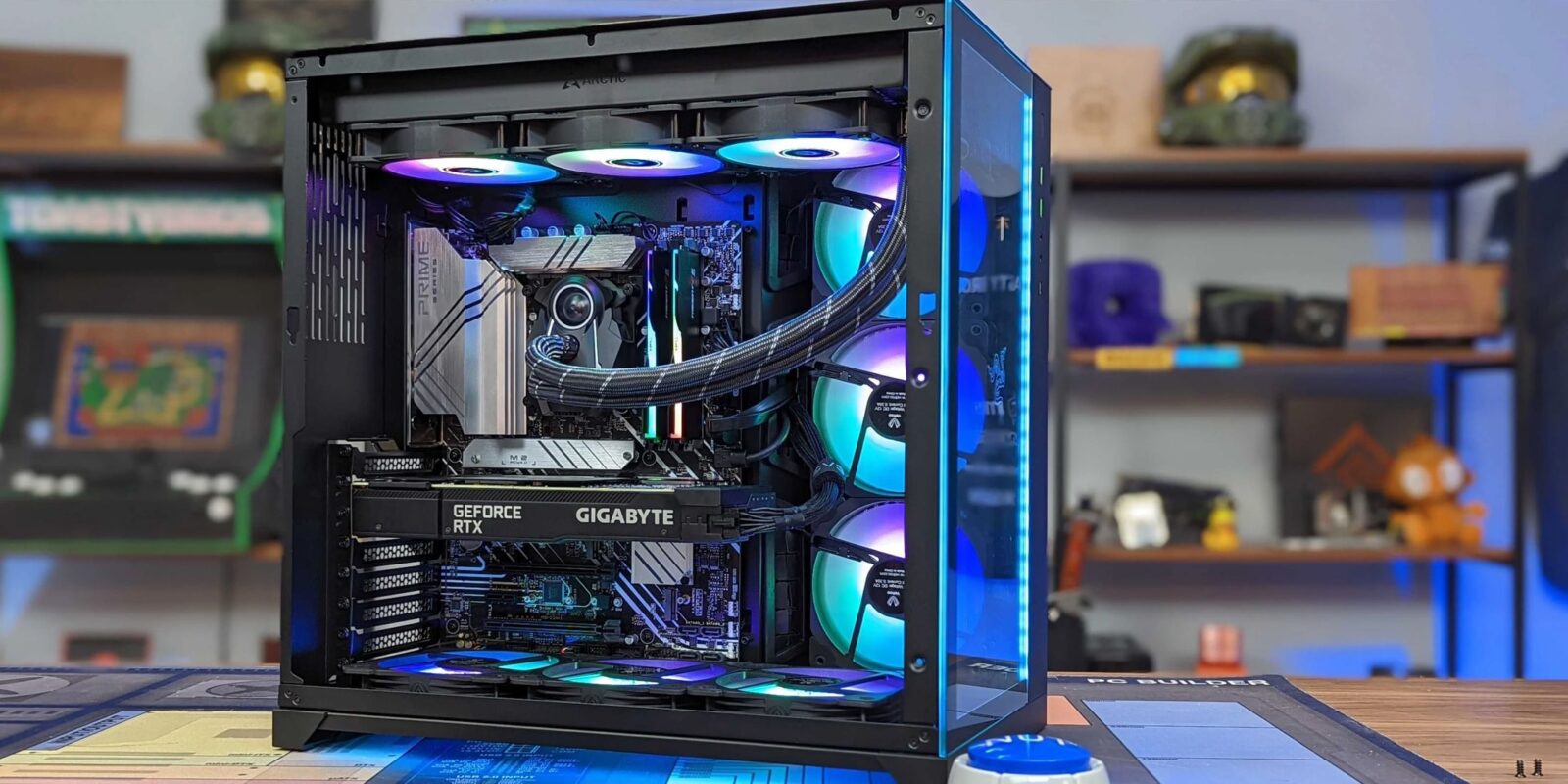 Gamer Builds Awesome Winter-Themed PC